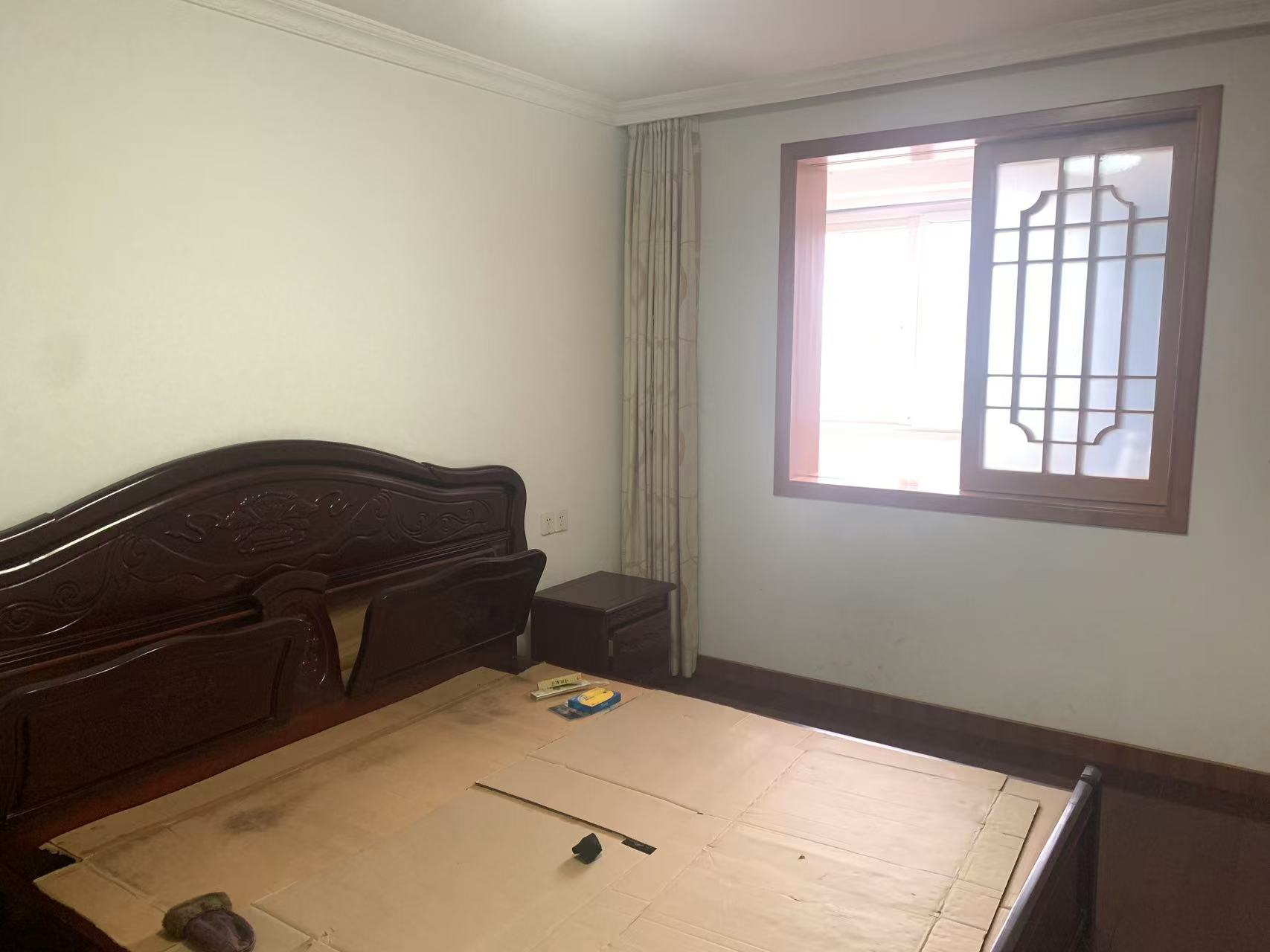 怡园新苑 4室2厅2卫 144m²