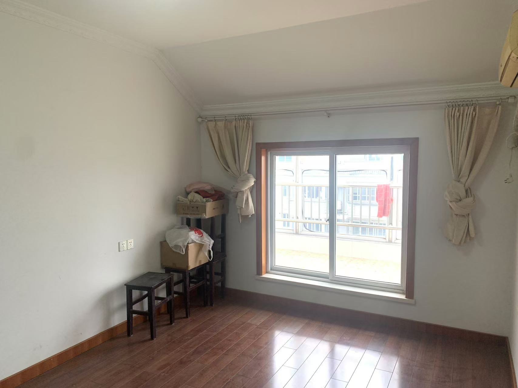 怡园新苑 4室2厅2卫 144m²