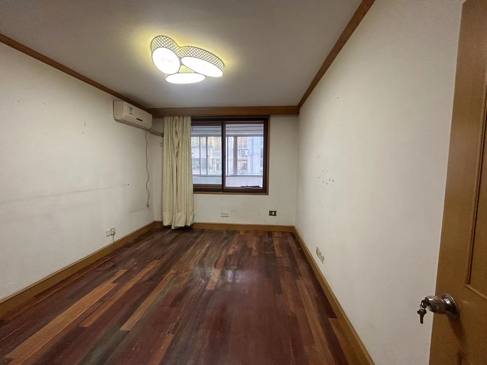 黎明花园 3室1厅1卫 110m&sup2;