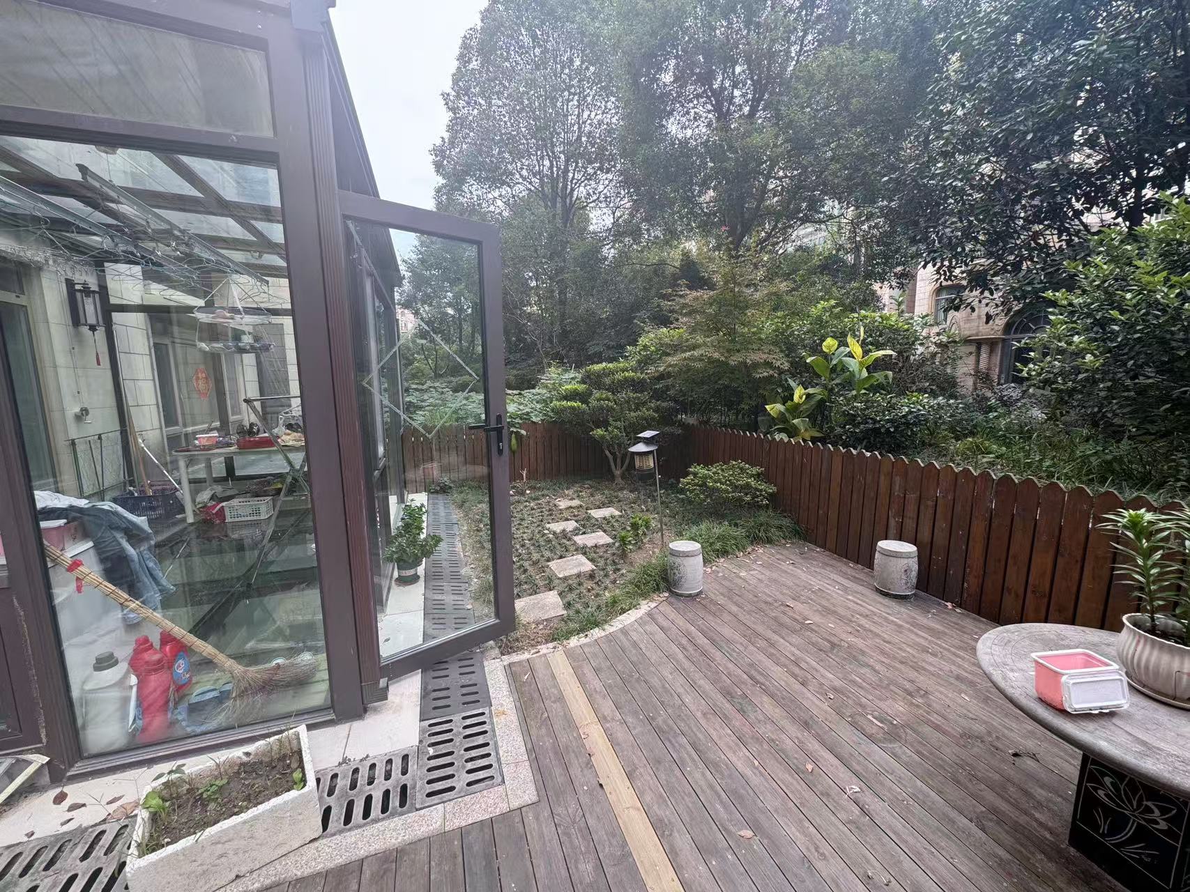 军山花园 4室2厅3卫 221.96m&sup2;
