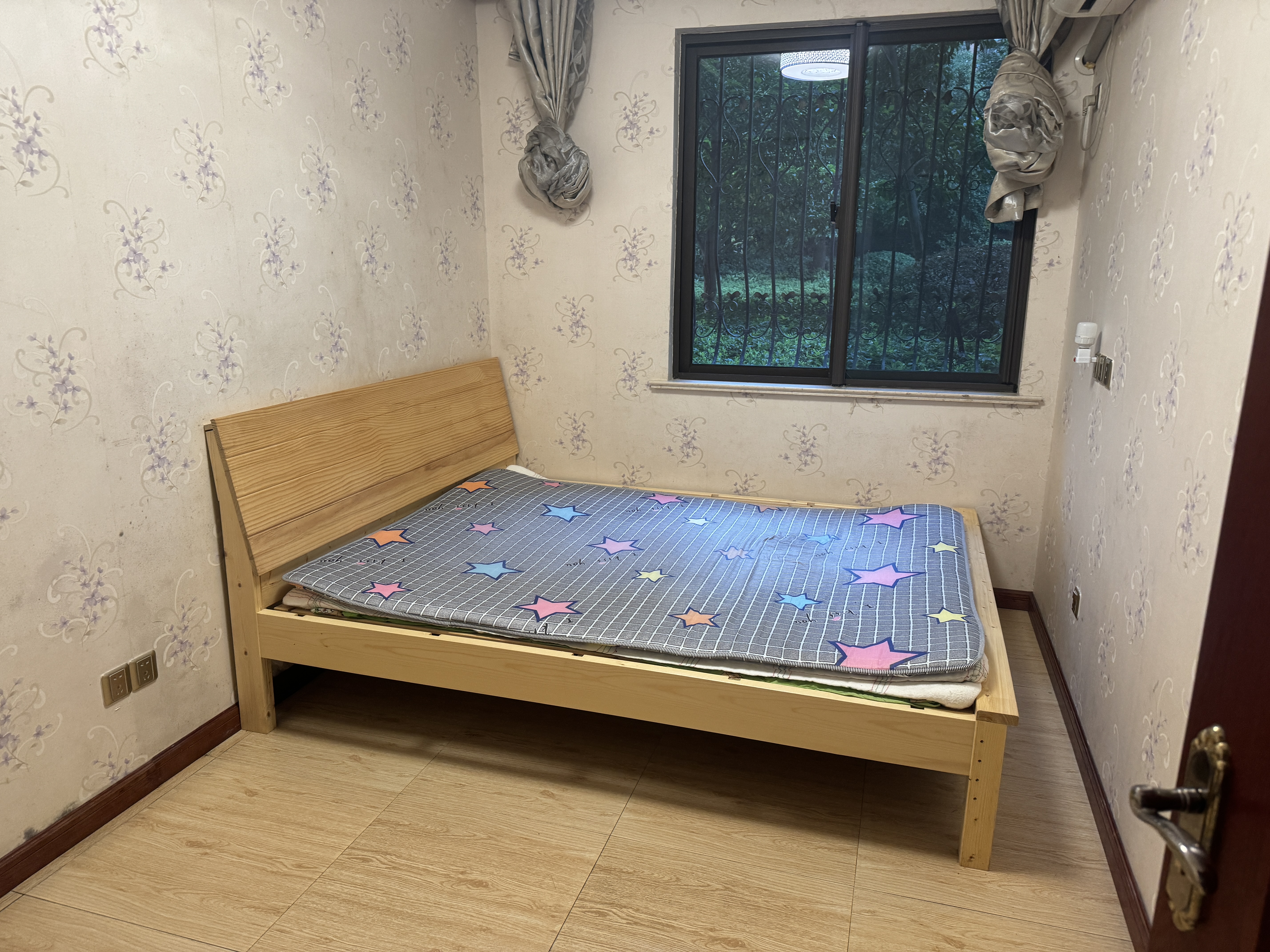 华强城 4室2厅1卫 185m&sup2;