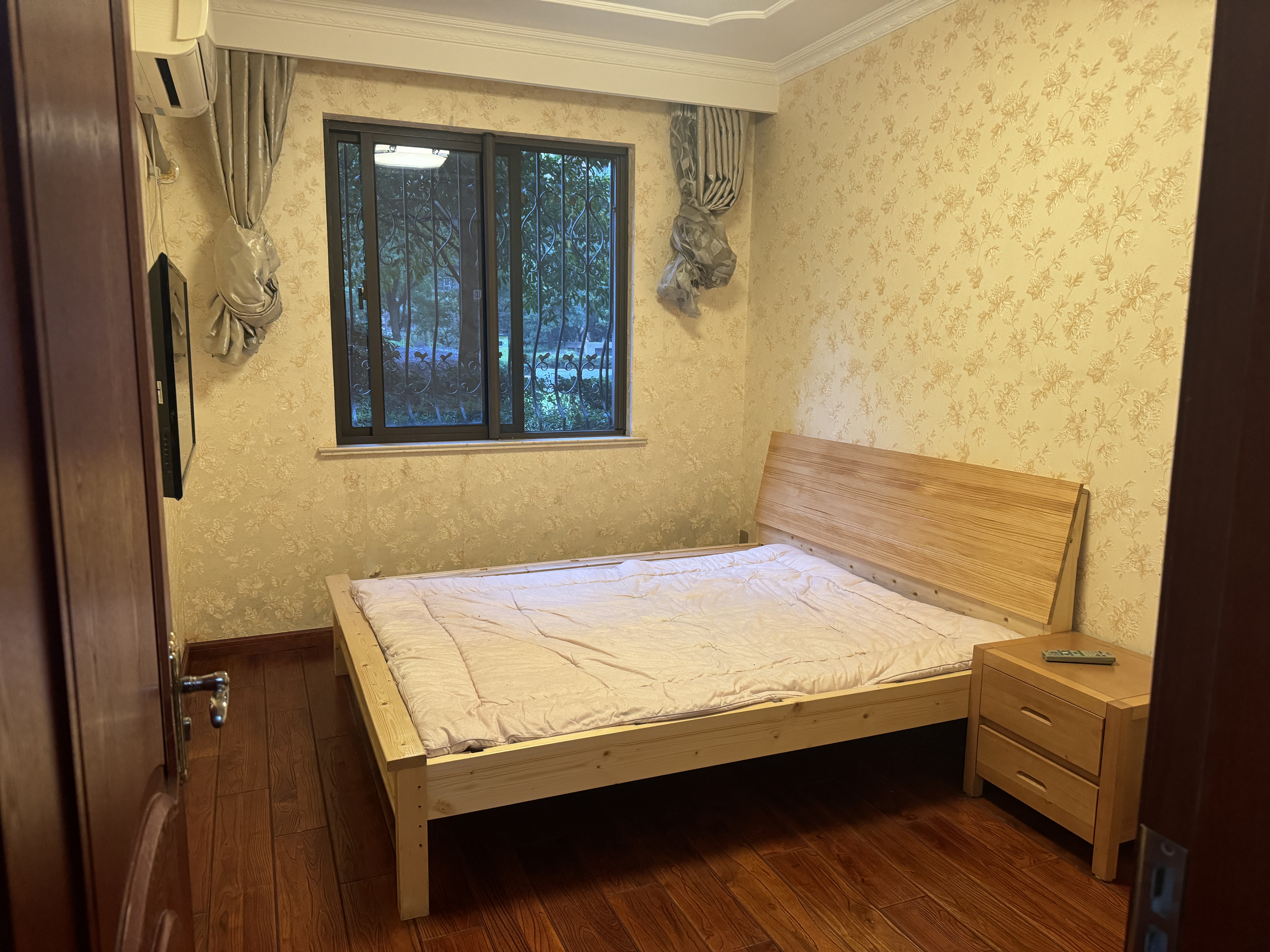 华强城 4室2厅1卫 185m&sup2;