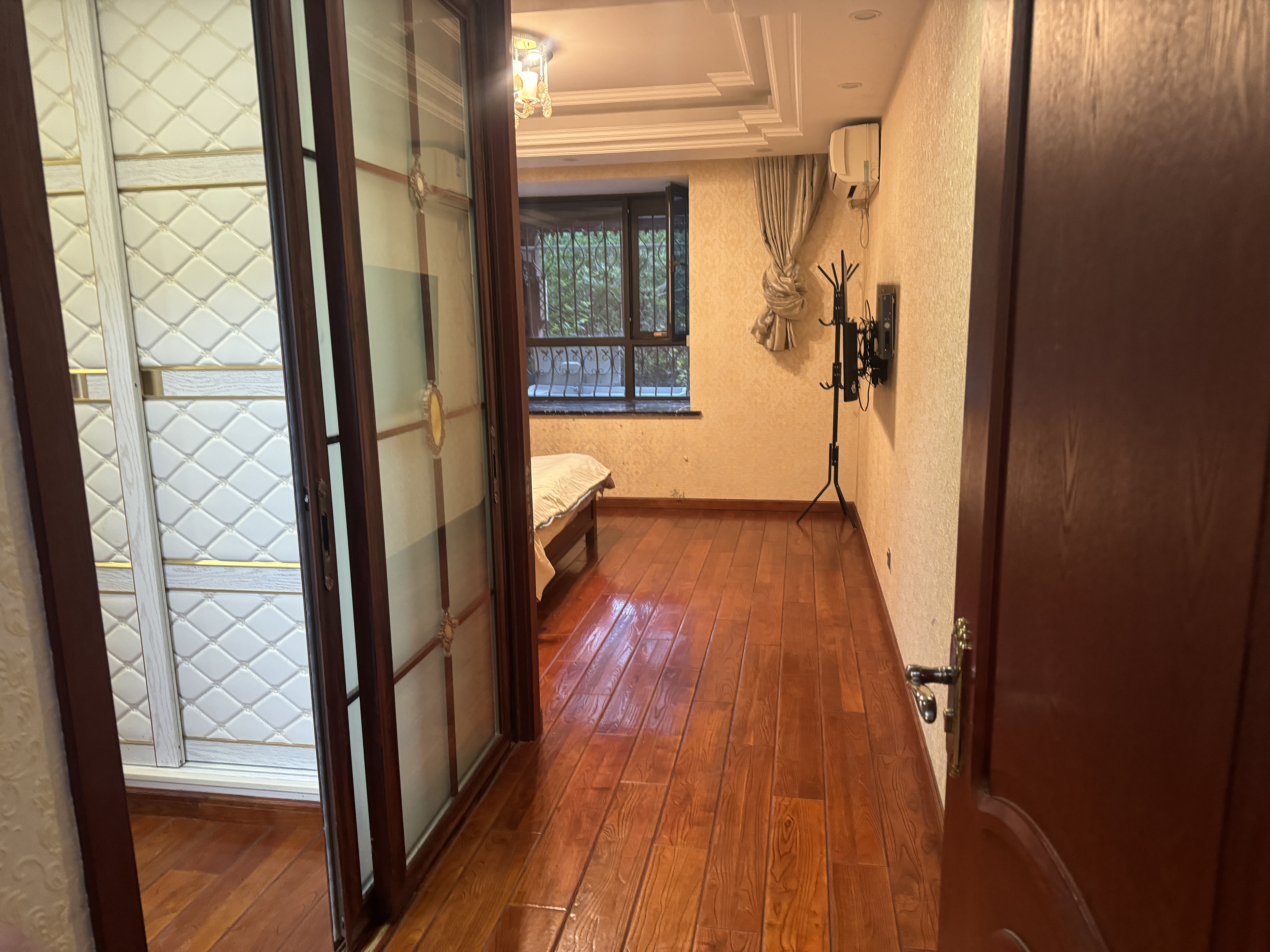华强城 4室2厅1卫 185m&sup2;