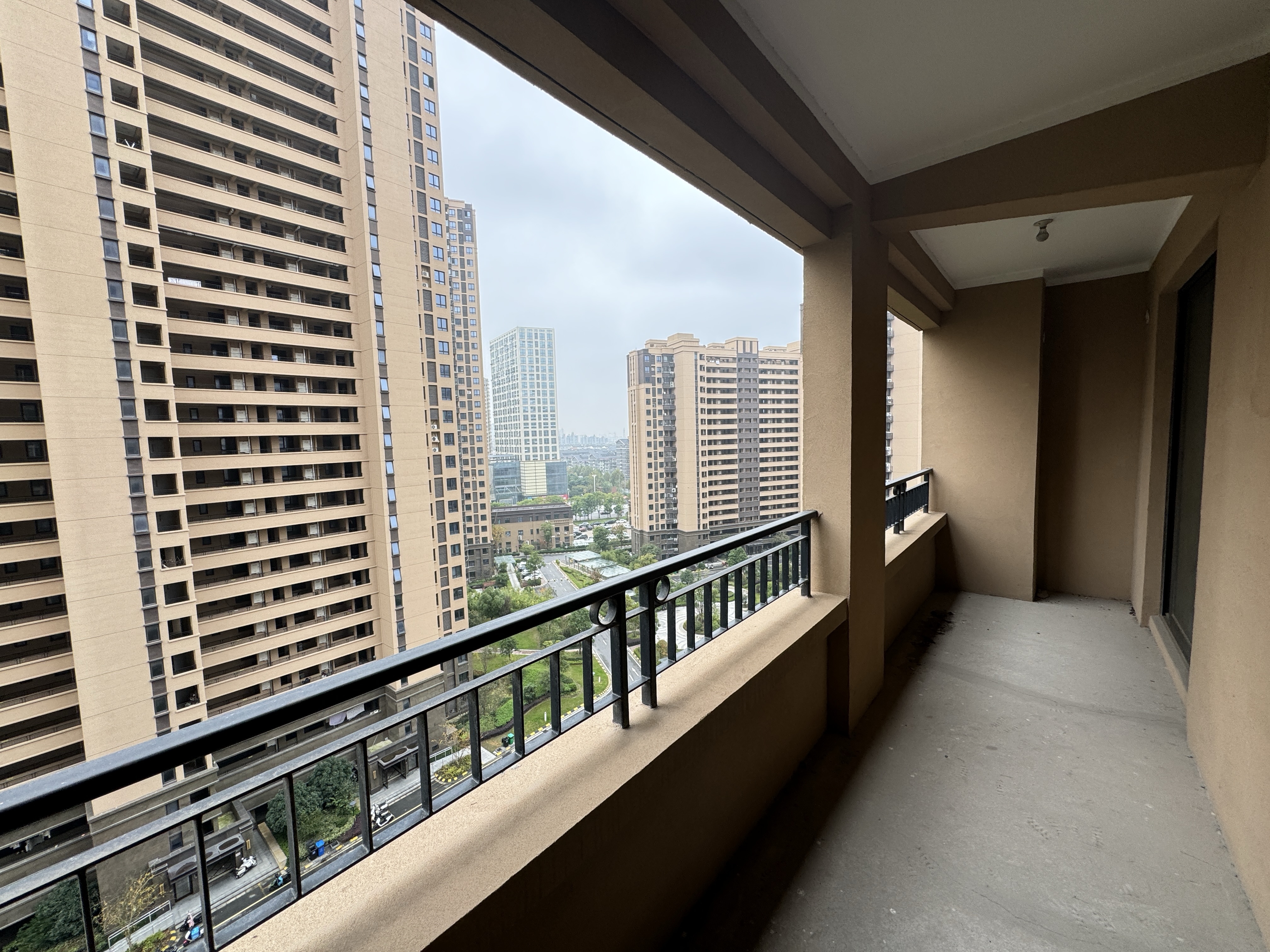 保利香槟国际 4室2厅2卫 142m²