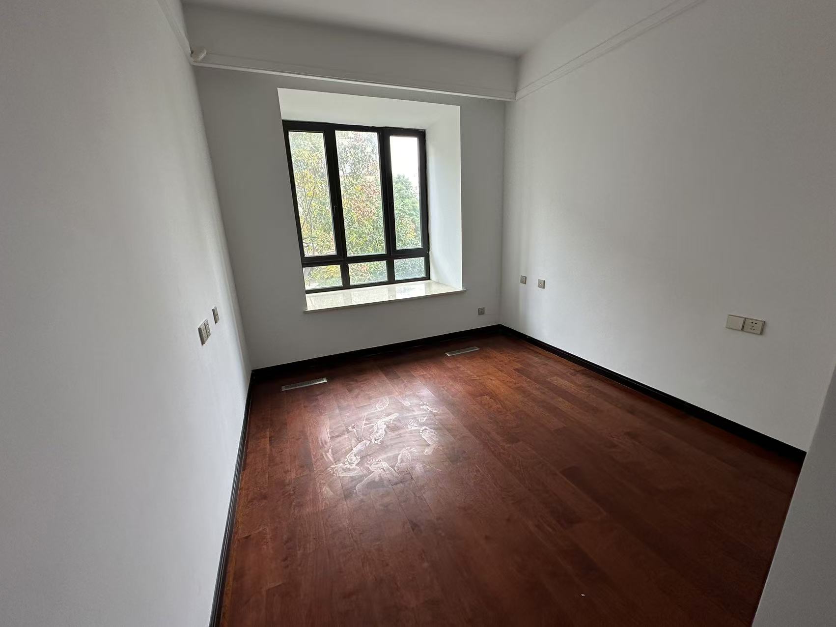 军山花园 3室1厅2卫 143.96m&sup2;