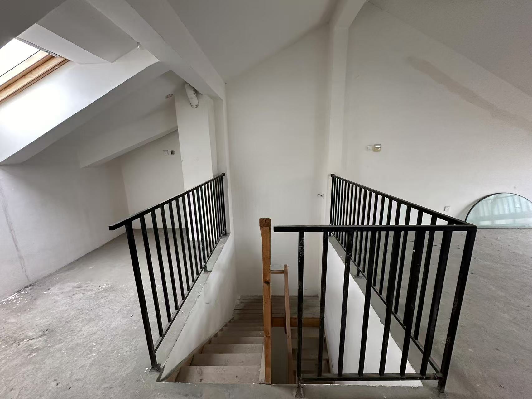 军山花园 5室2厅4卫 262m²