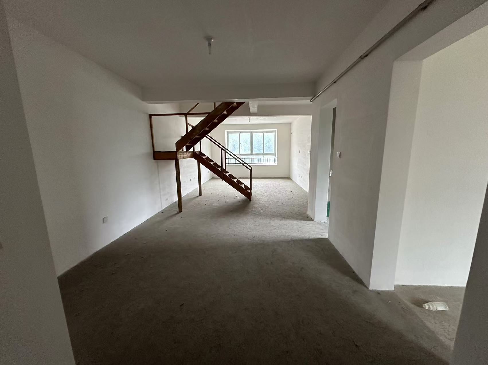 军山花园 4室2厅3卫 224.29m²