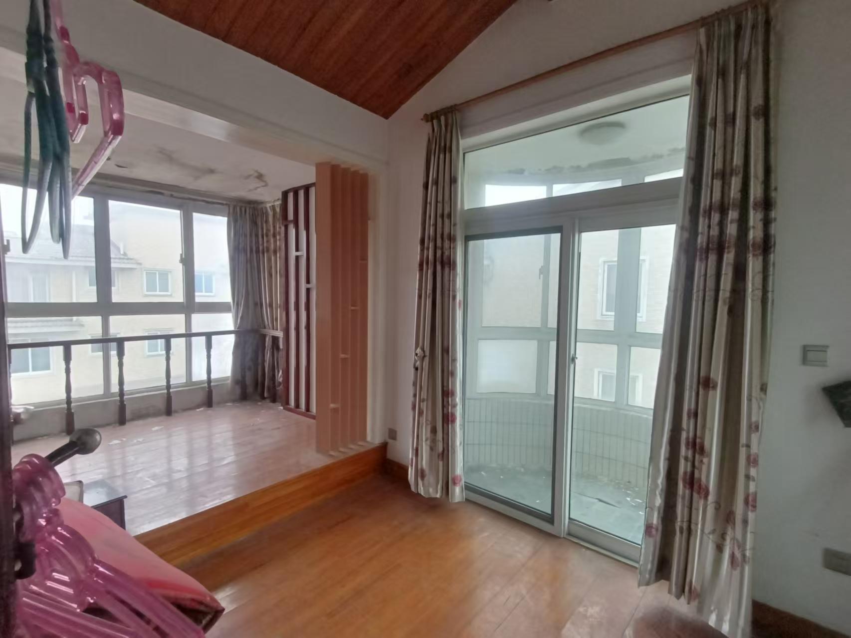 旭日山庄 5室2厅3卫 232.36m&sup2;