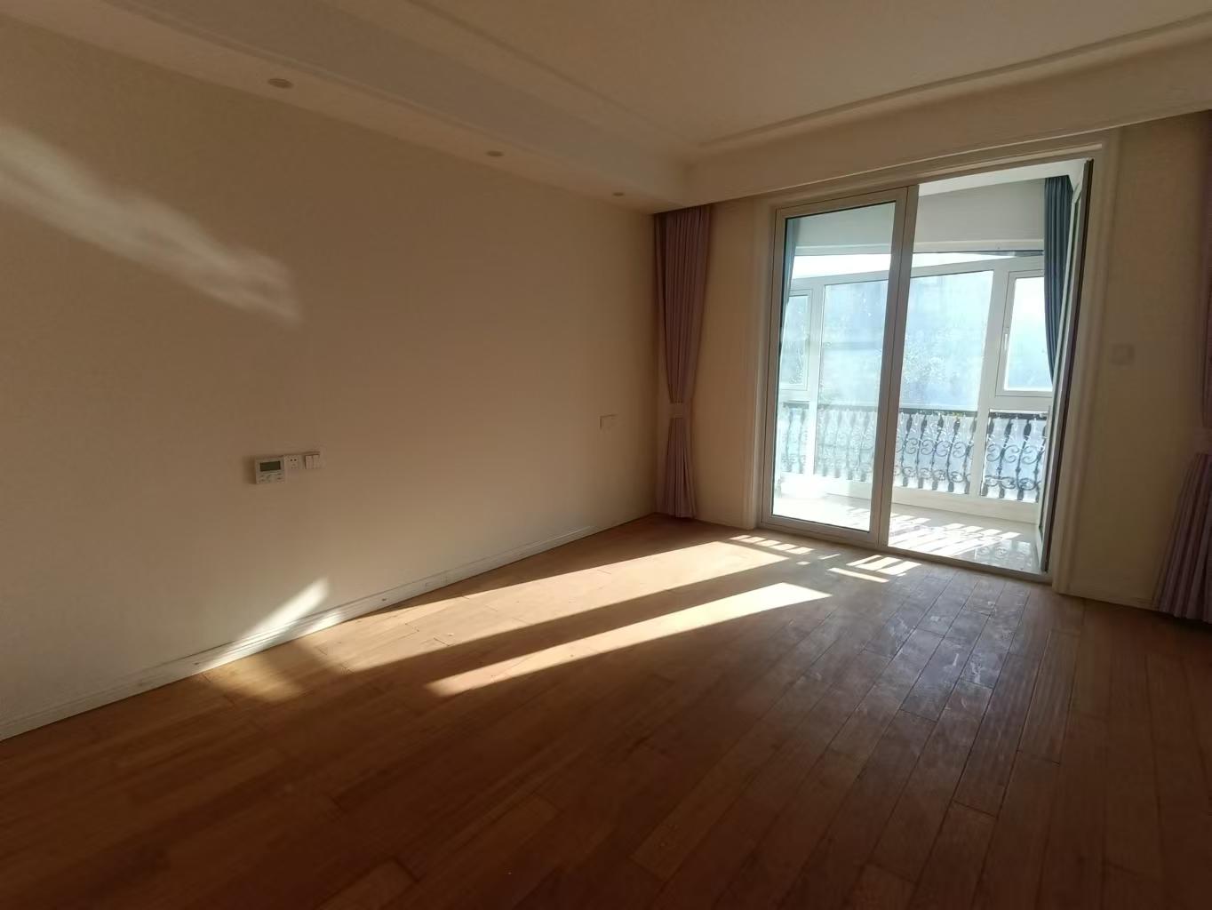 军山花园 3室2厅2卫 144.25m&sup2;