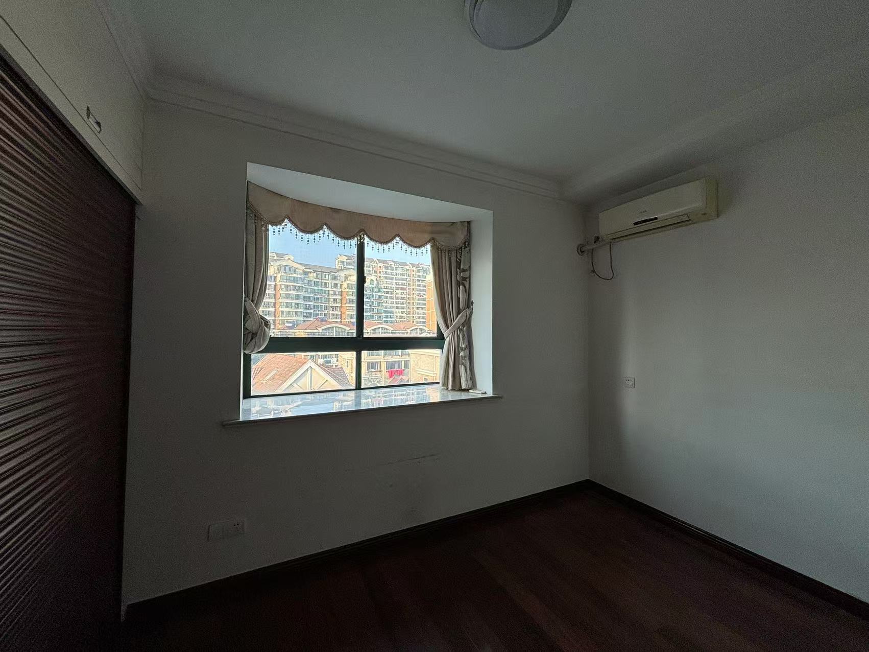 江海皇都私家花园 3室2厅2卫 146m&sup2;