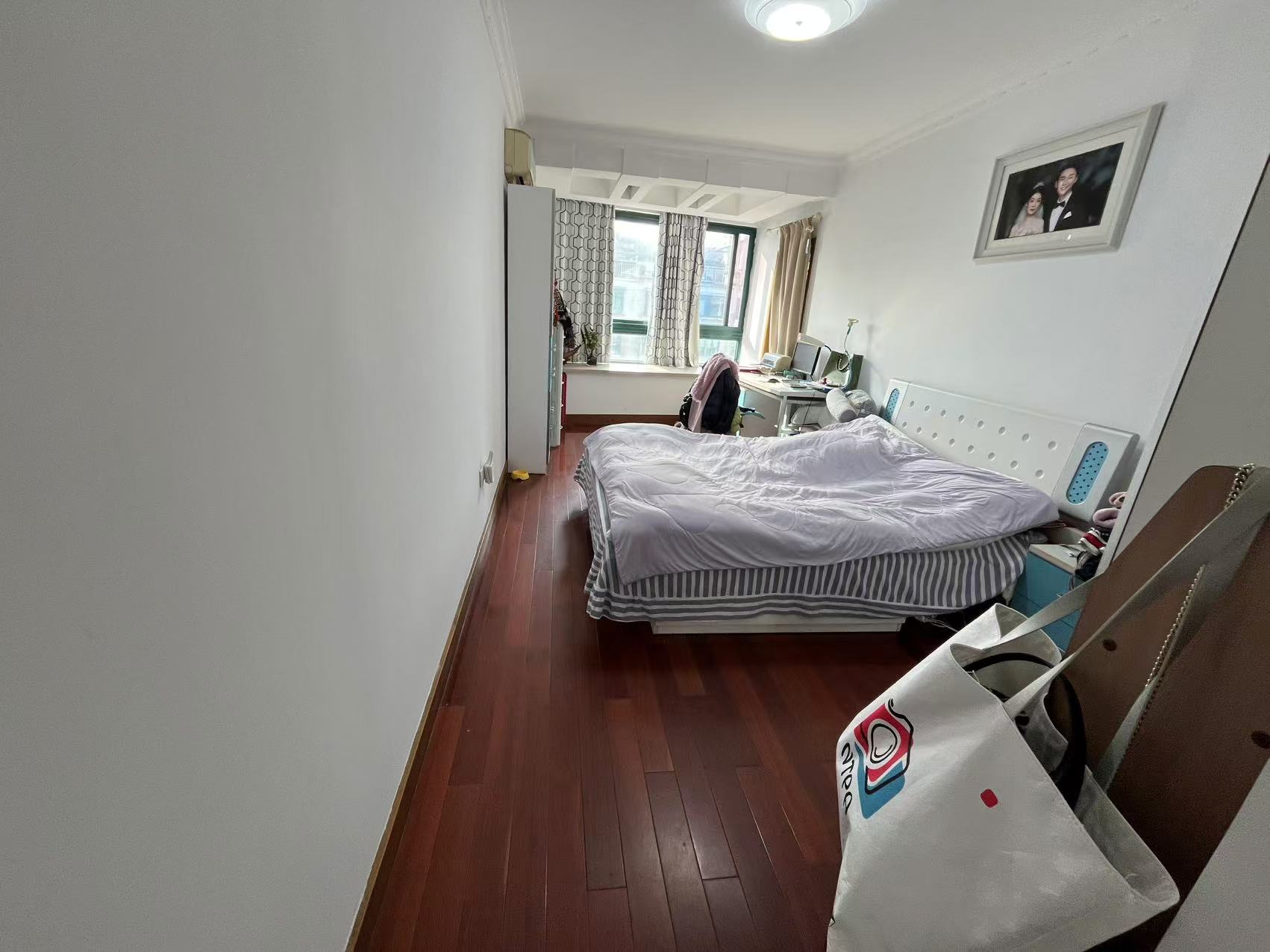 都市华城 5室2厅3卫 212.65m²
