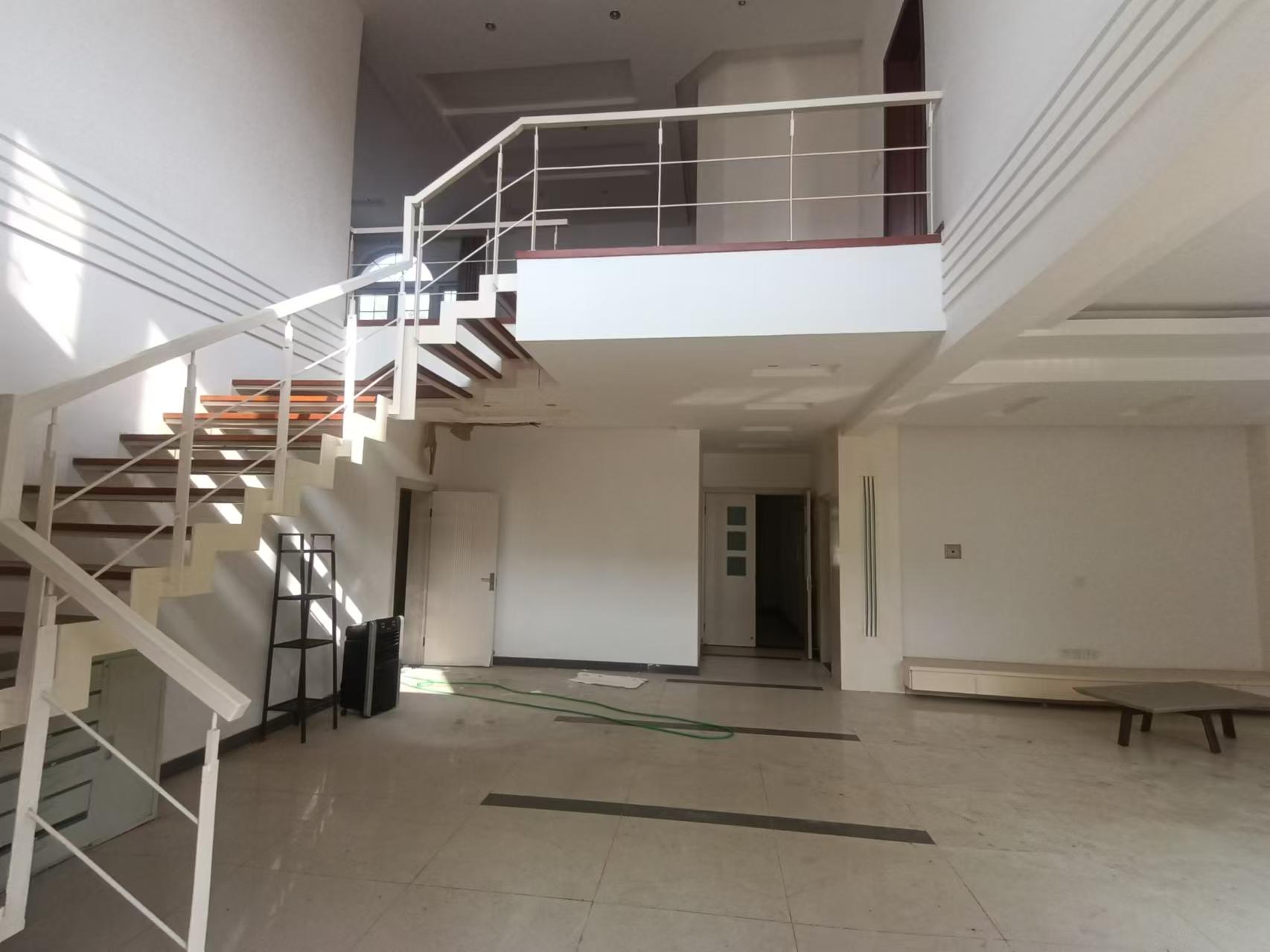 星湖花园 5室3厅2卫 355.69m²