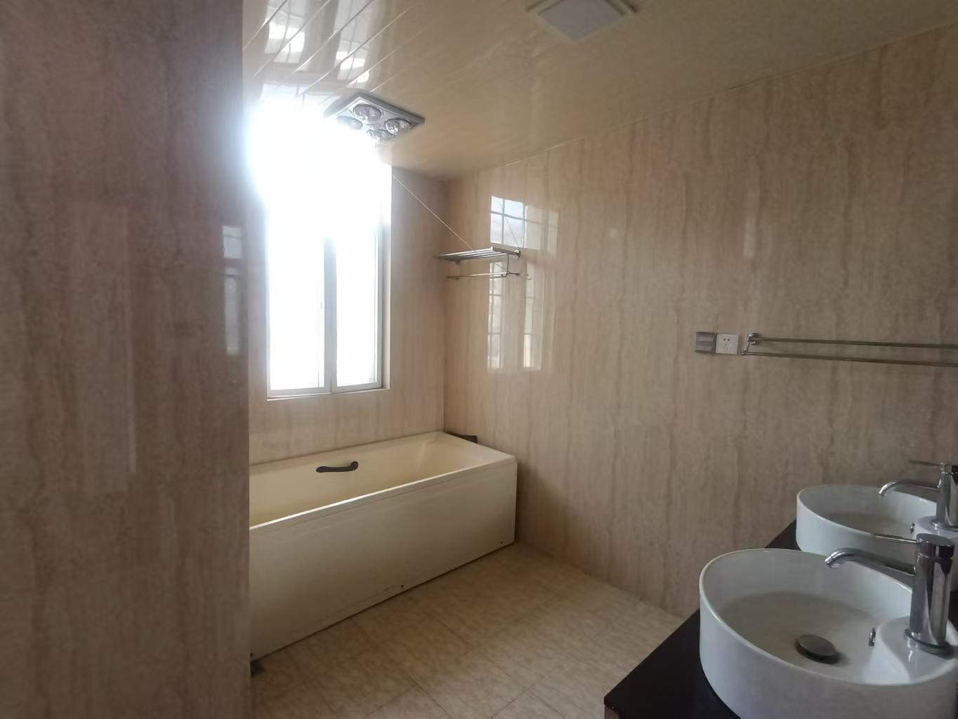 星湖花园 5室3厅2卫 355.69m&sup2;