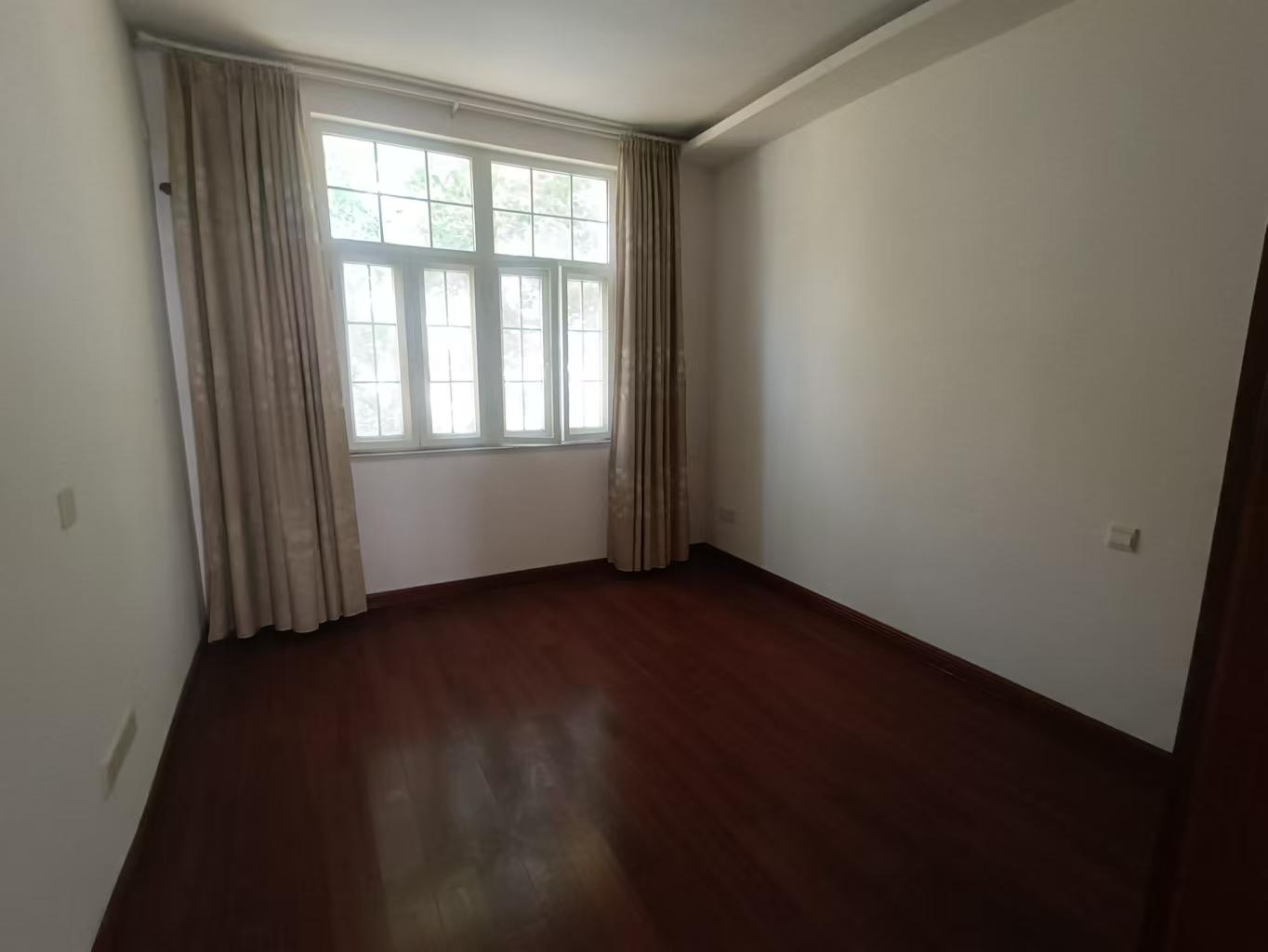 星湖花园 5室3厅2卫 355.69m&sup2;