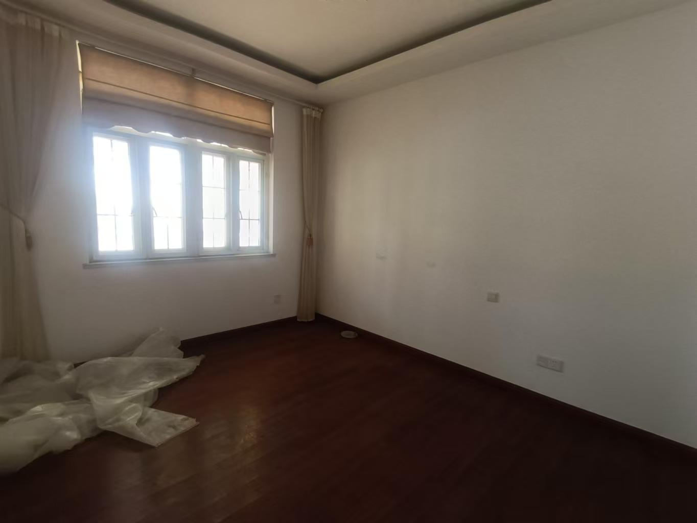 星湖花园 5室3厅2卫 355.69m&sup2;