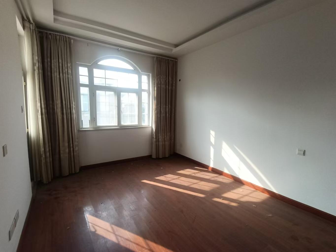 星湖花园 5室3厅2卫 355.69m&sup2;