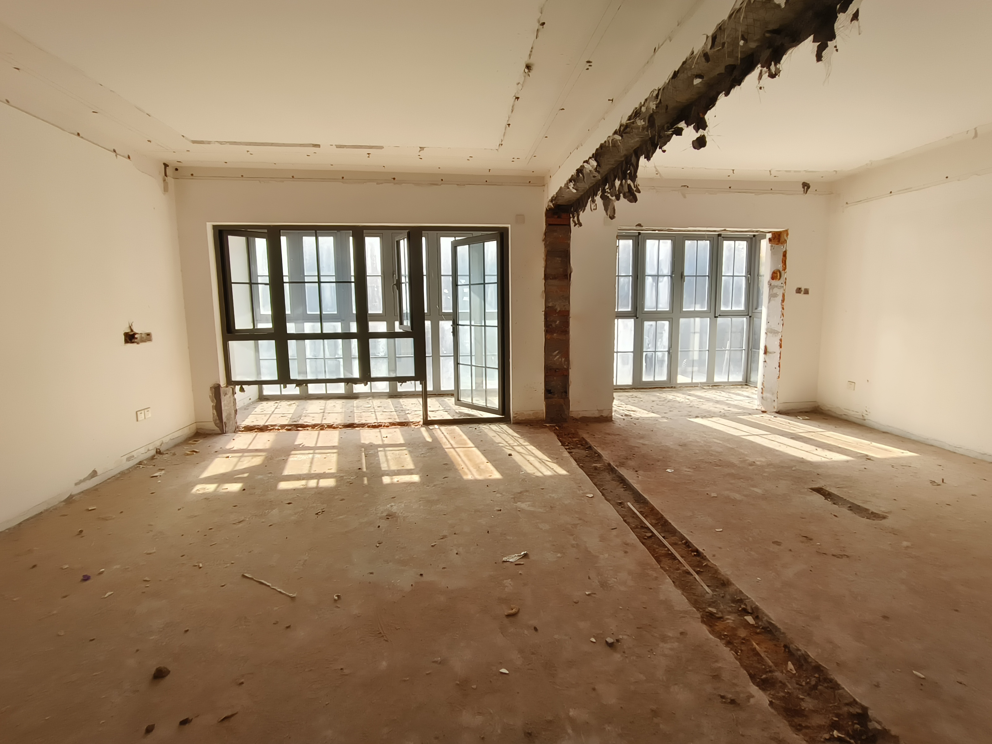 天安花园 5室2厅3卫 300.00m&sup2;