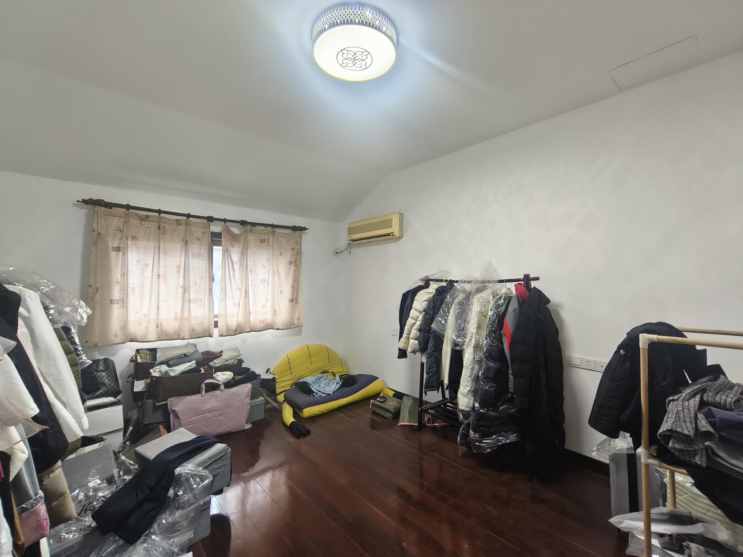 新海通花园 5室2厅2卫 205m²
