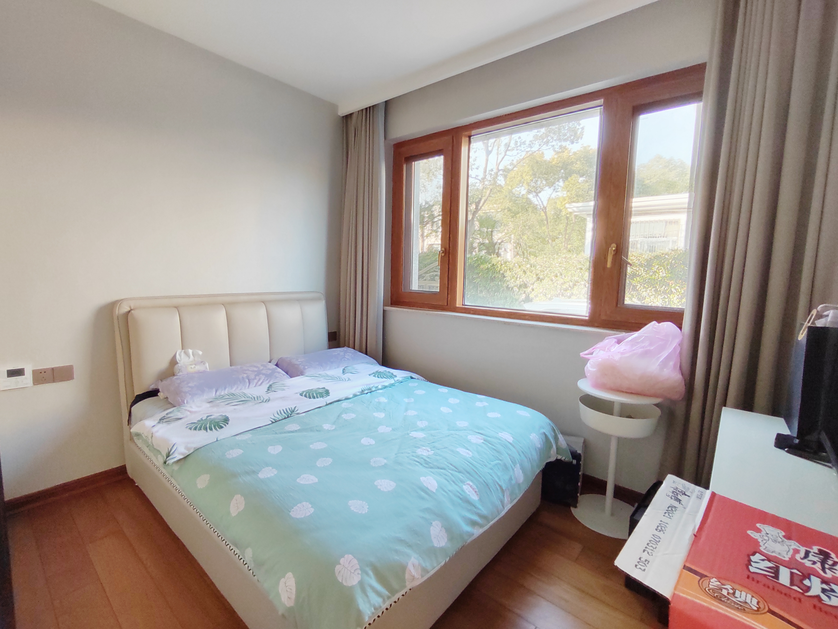东郊庄园 4室2厅1卫 430.00m&sup2;