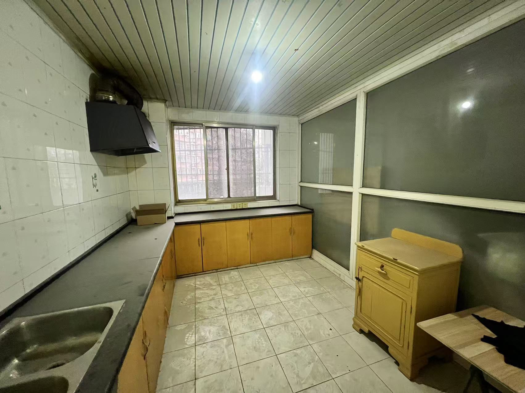 华侨花苑 4室2厅1卫 180m²