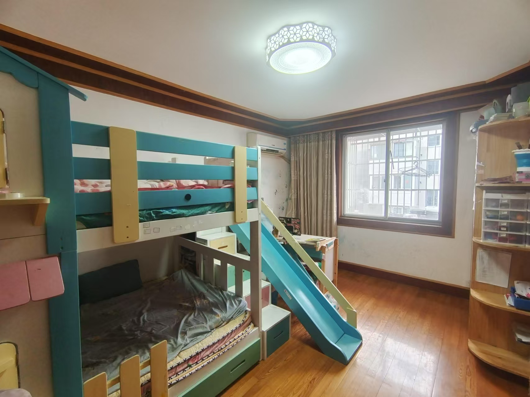 郭里园 3室2厅2卫 141.9m²