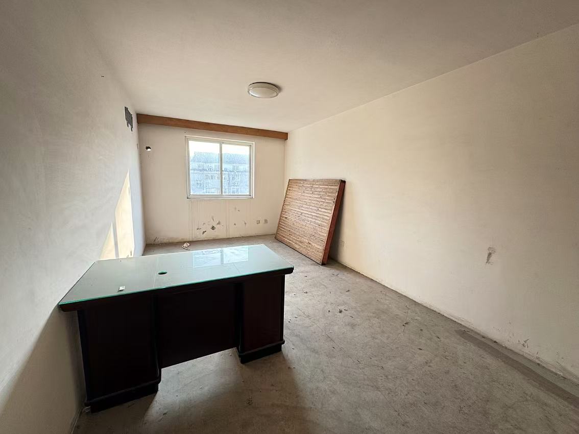 虹桥新苑 5室4厅1卫 237m²