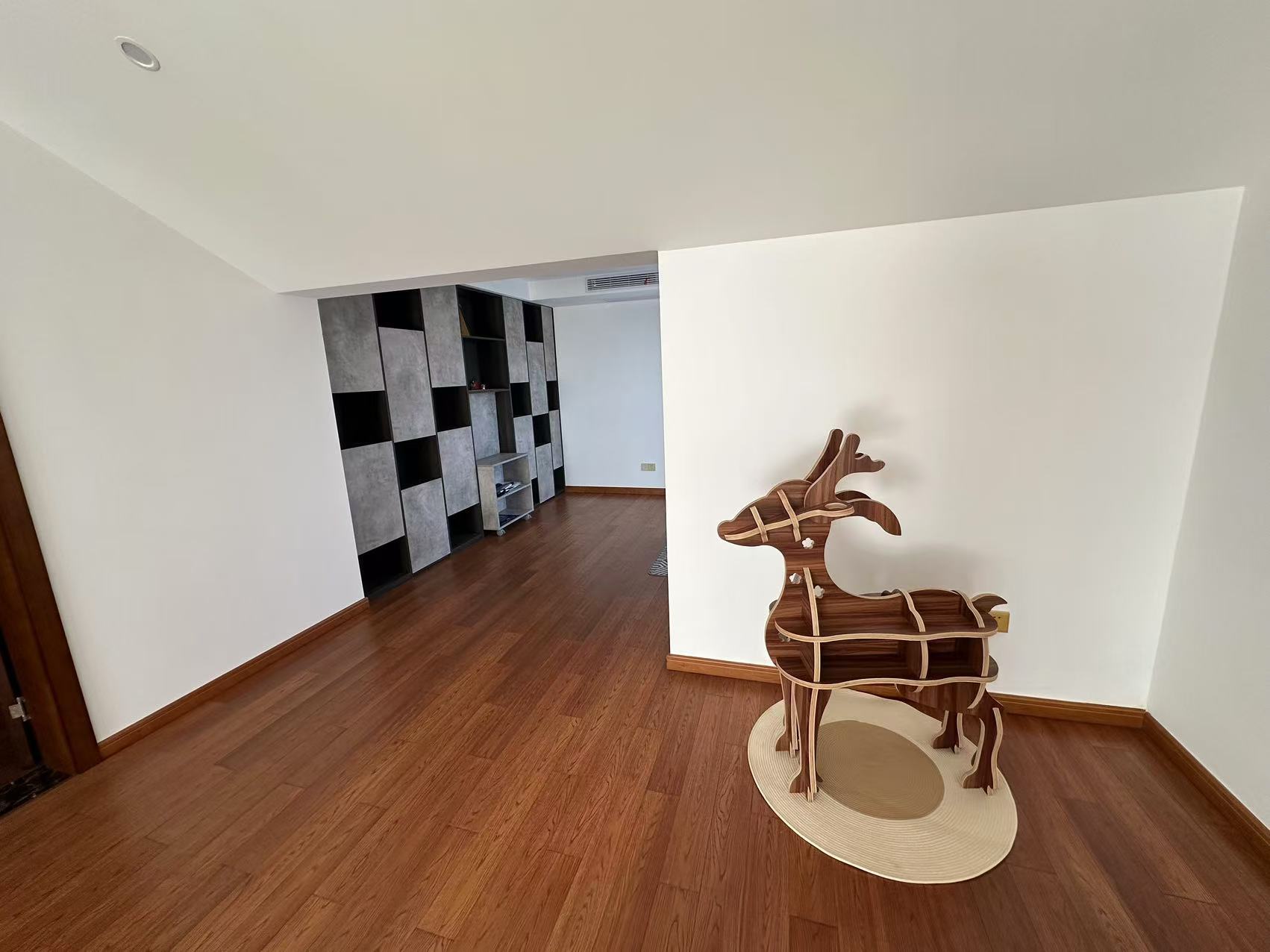 军山花园 5室2厅3卫 215m²