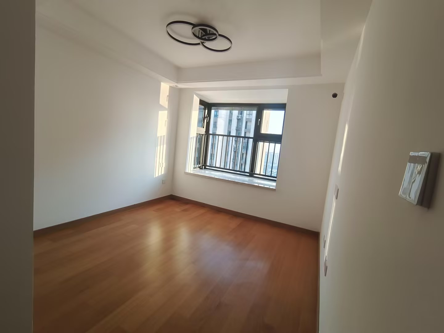 绿地新里城 3室2厅2卫 106m&sup2;