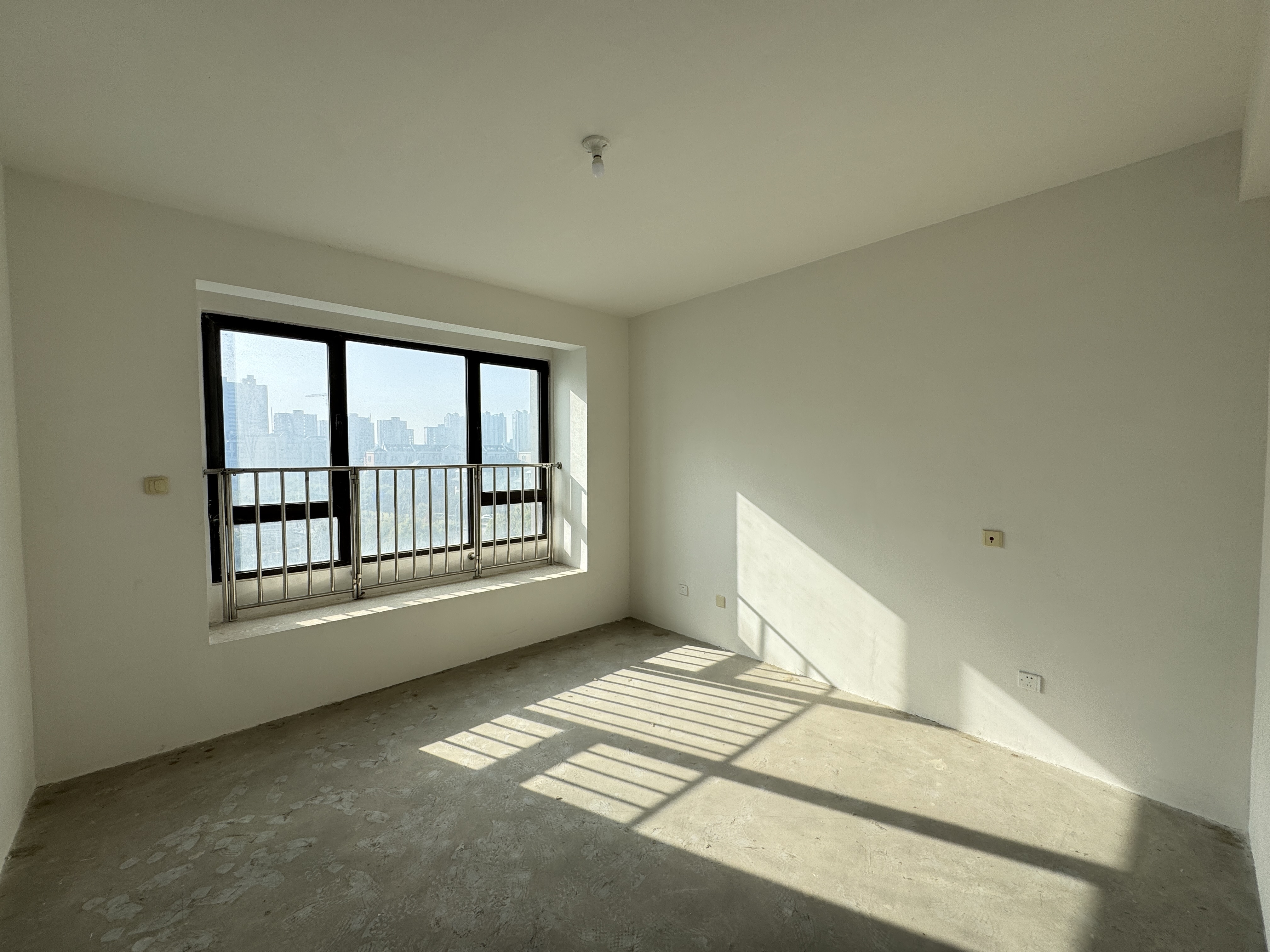 万濠山庄 3室2厅2卫 143m&sup2;