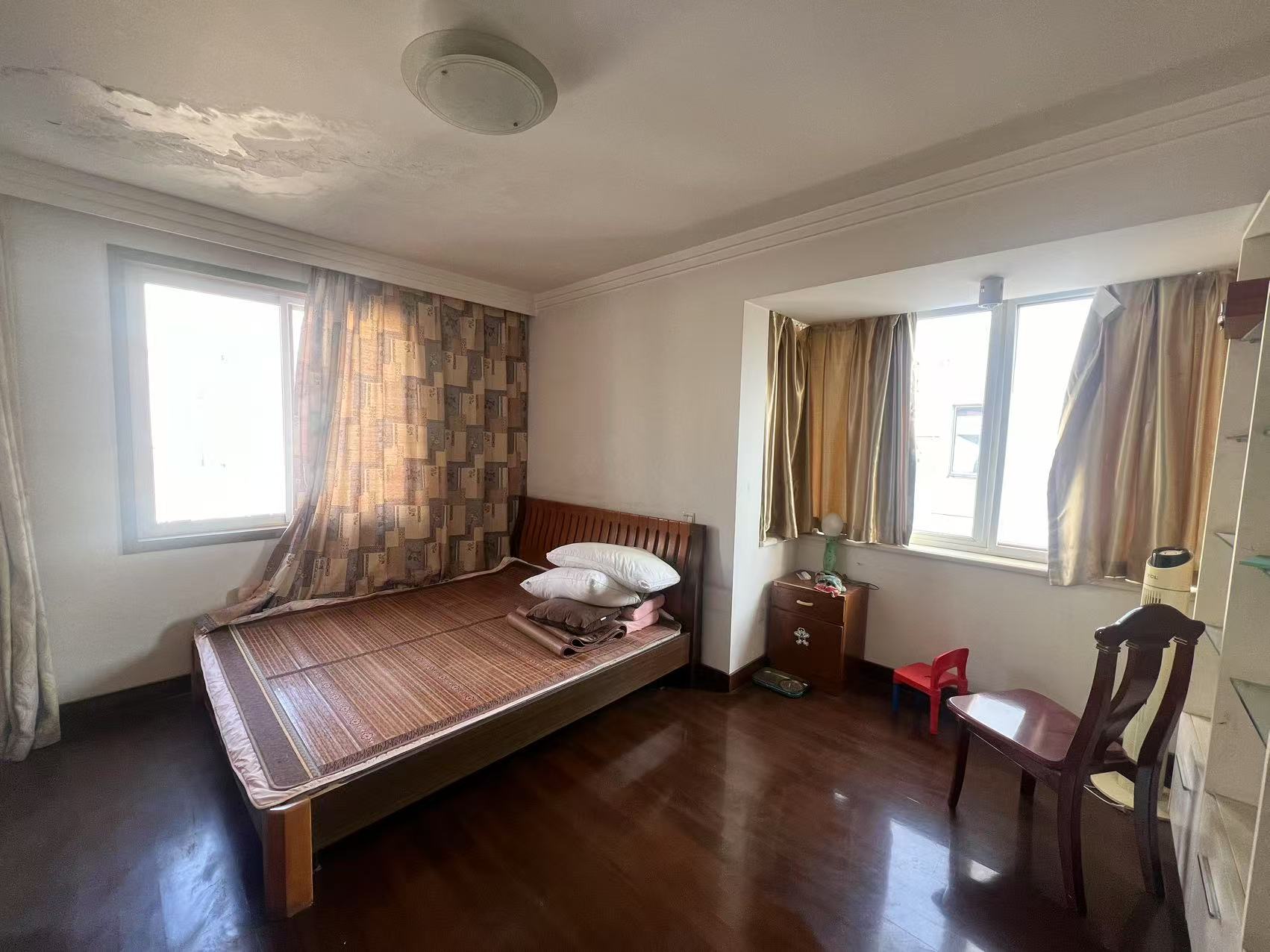 启秀南苑 5室2厅1卫 243.33m&sup2;