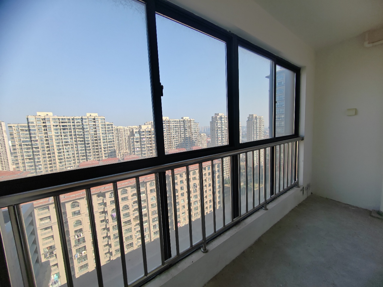 中港翡翠城 3室2厅2卫 107.43m²