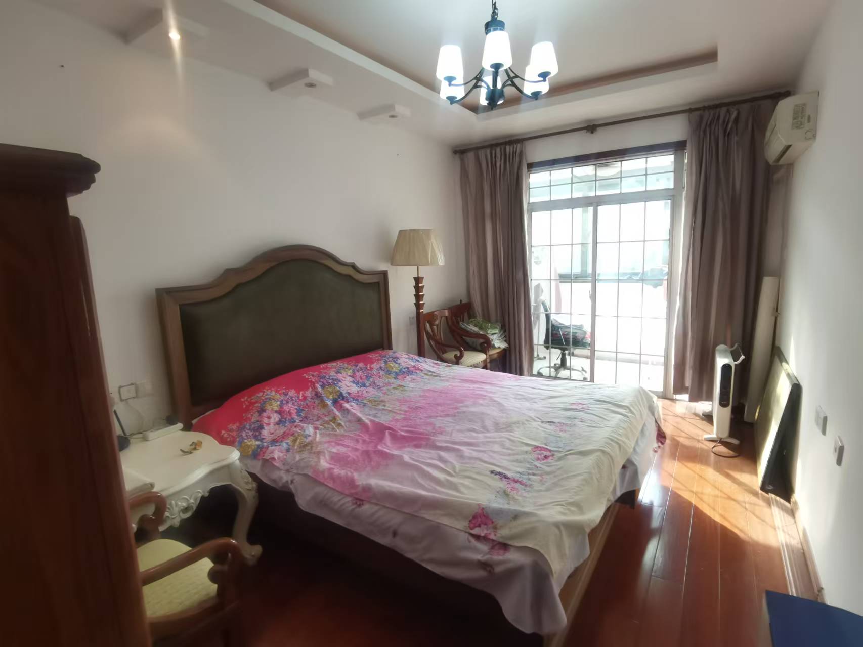 爱玛花苑 5室3厅3卫 241m&sup2;