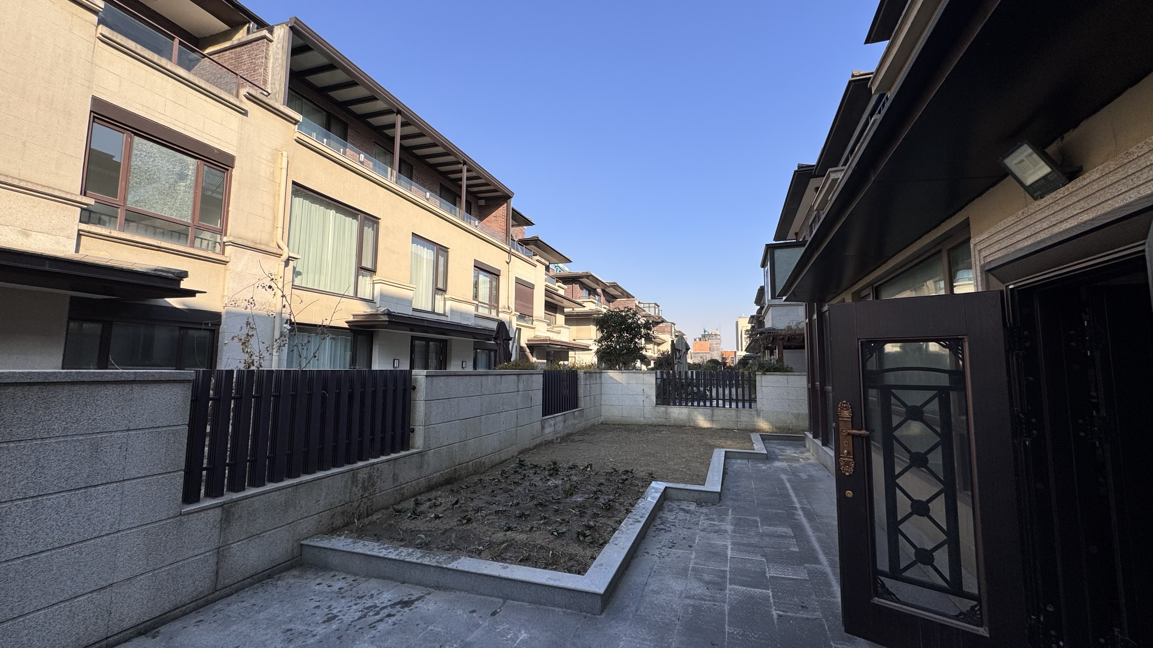 盛和九里香堤一期 5室2厅3卫 260.00m²