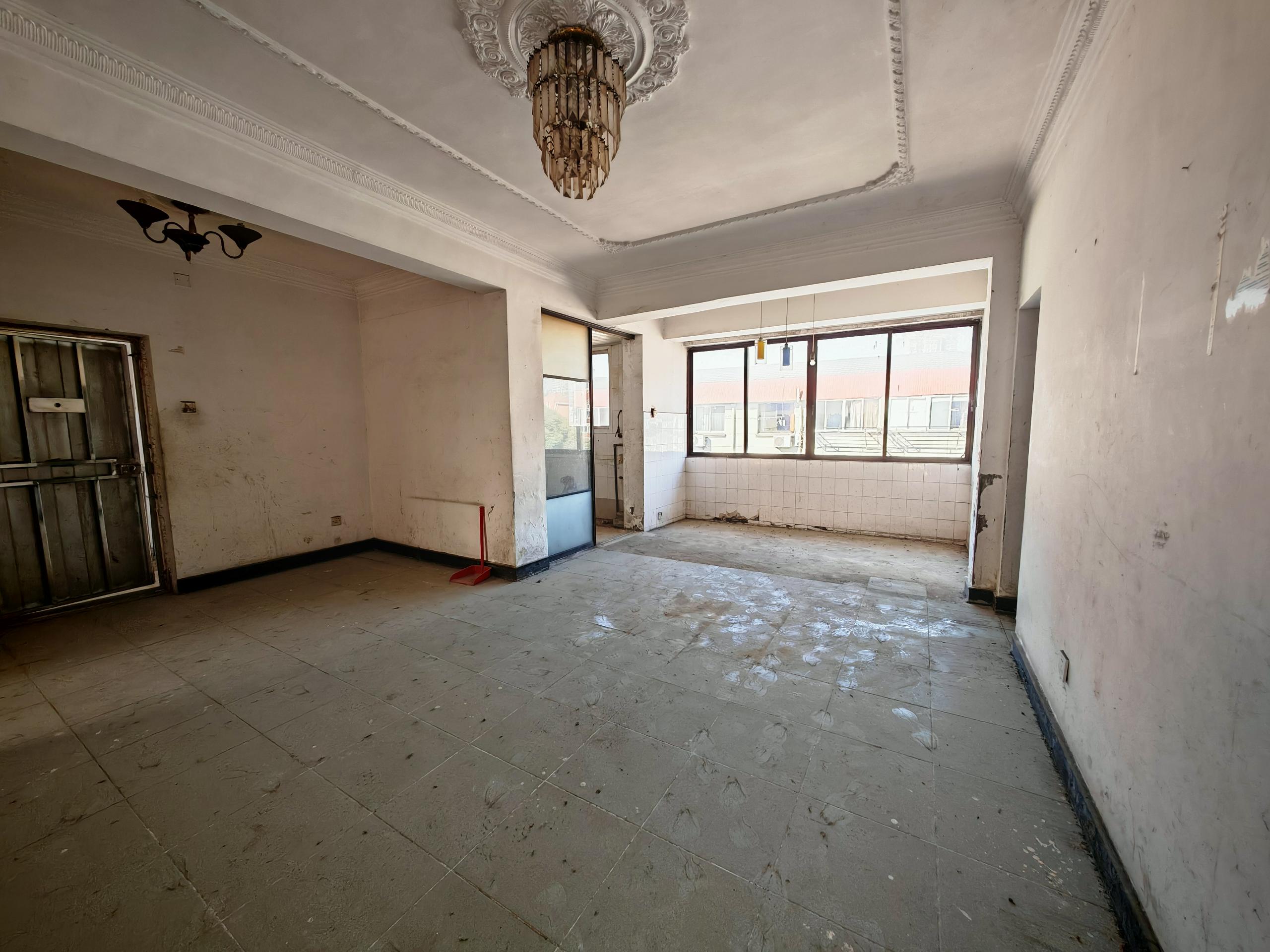 银花苑 4室1厅2卫 106m²