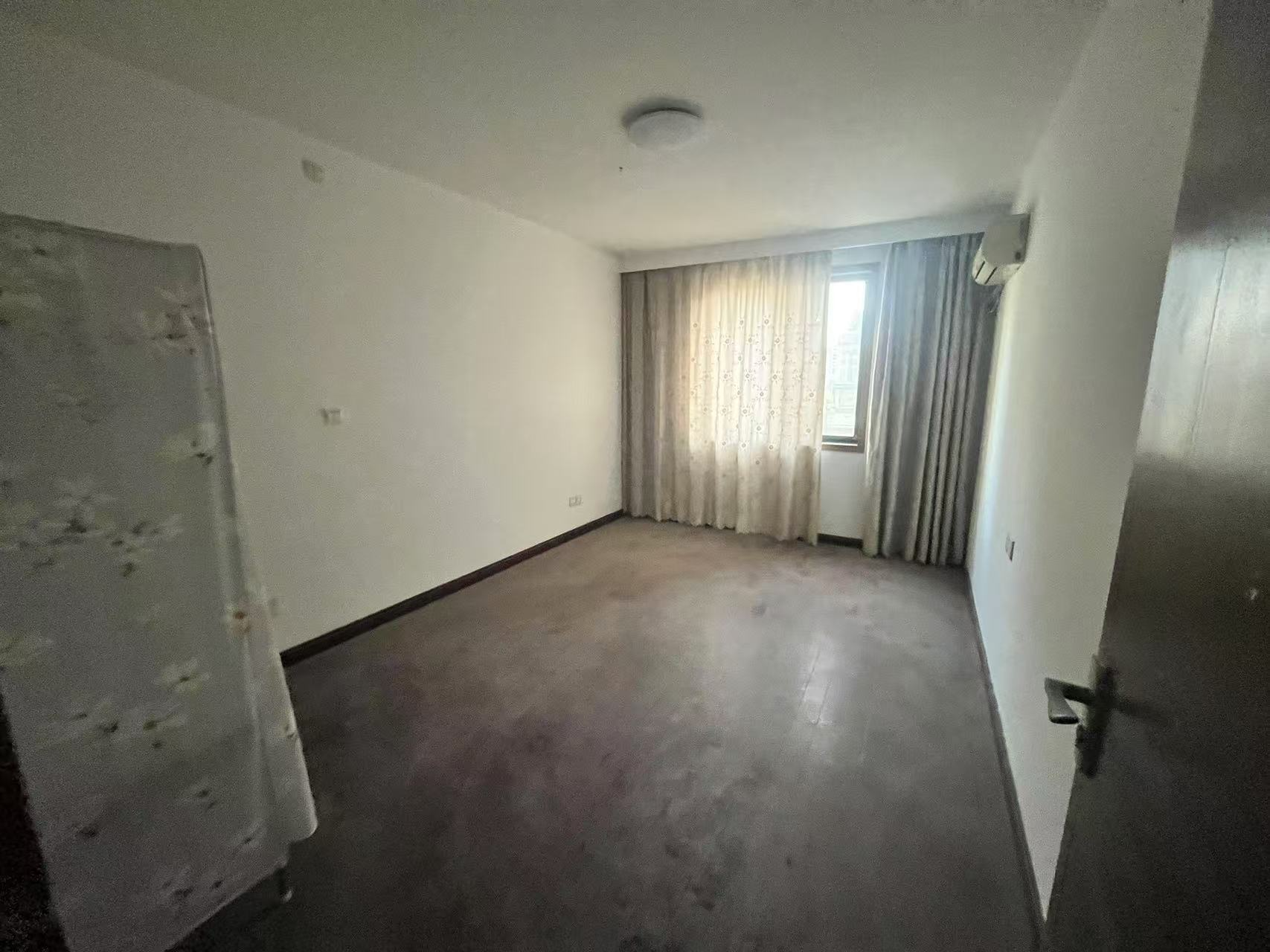 佳成花苑 5室2厅2卫 184.00m²