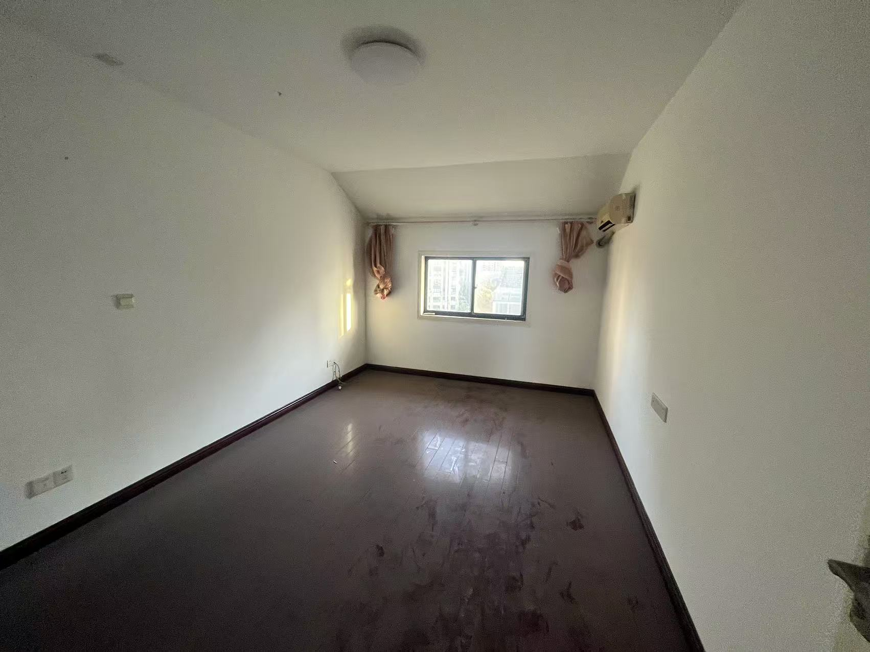 佳成花苑 5室2厅2卫 184.00m²