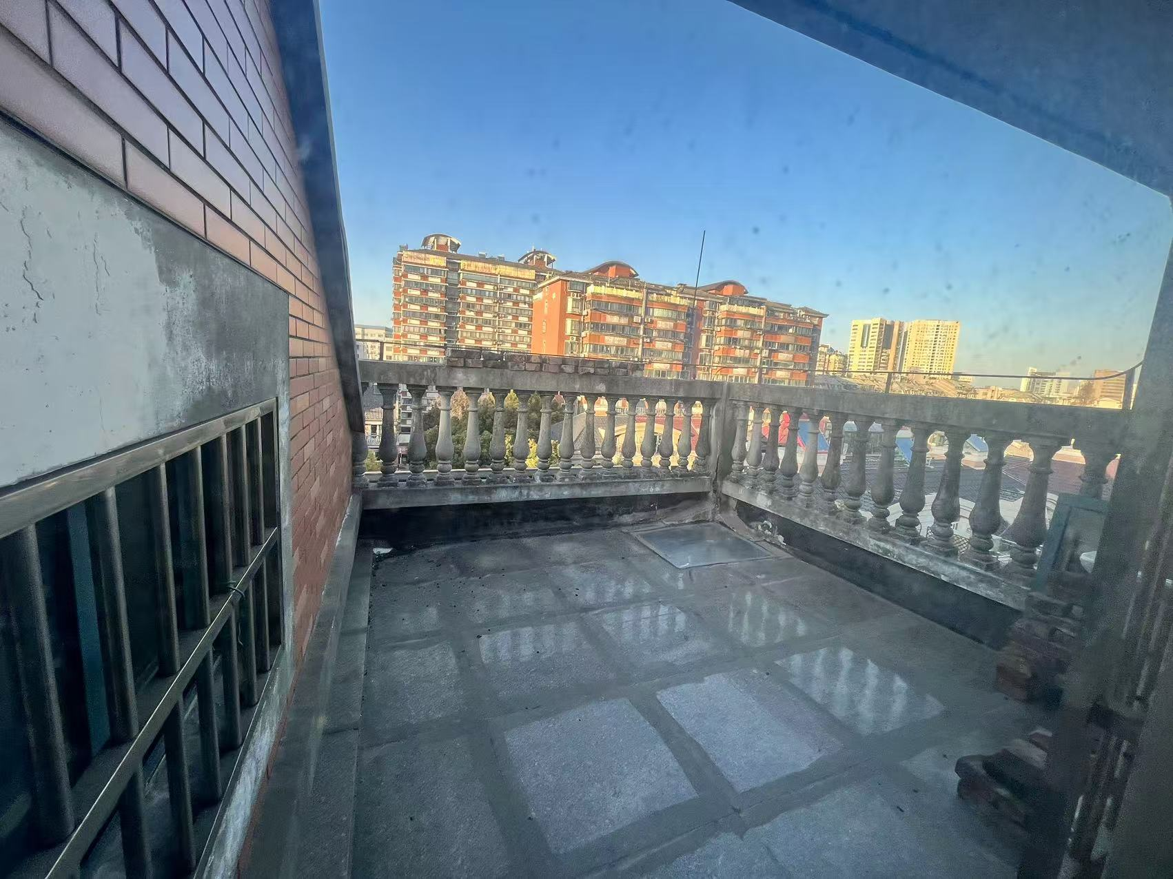 佳成花苑 5室2厅2卫 184.00m²