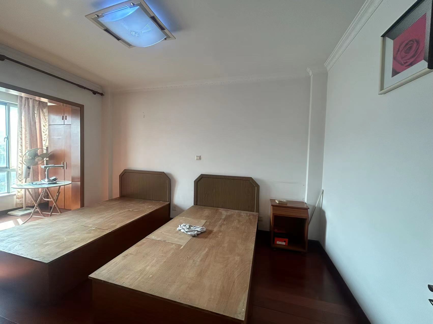 紫阳新城 4室2厅2卫 150m&sup2;