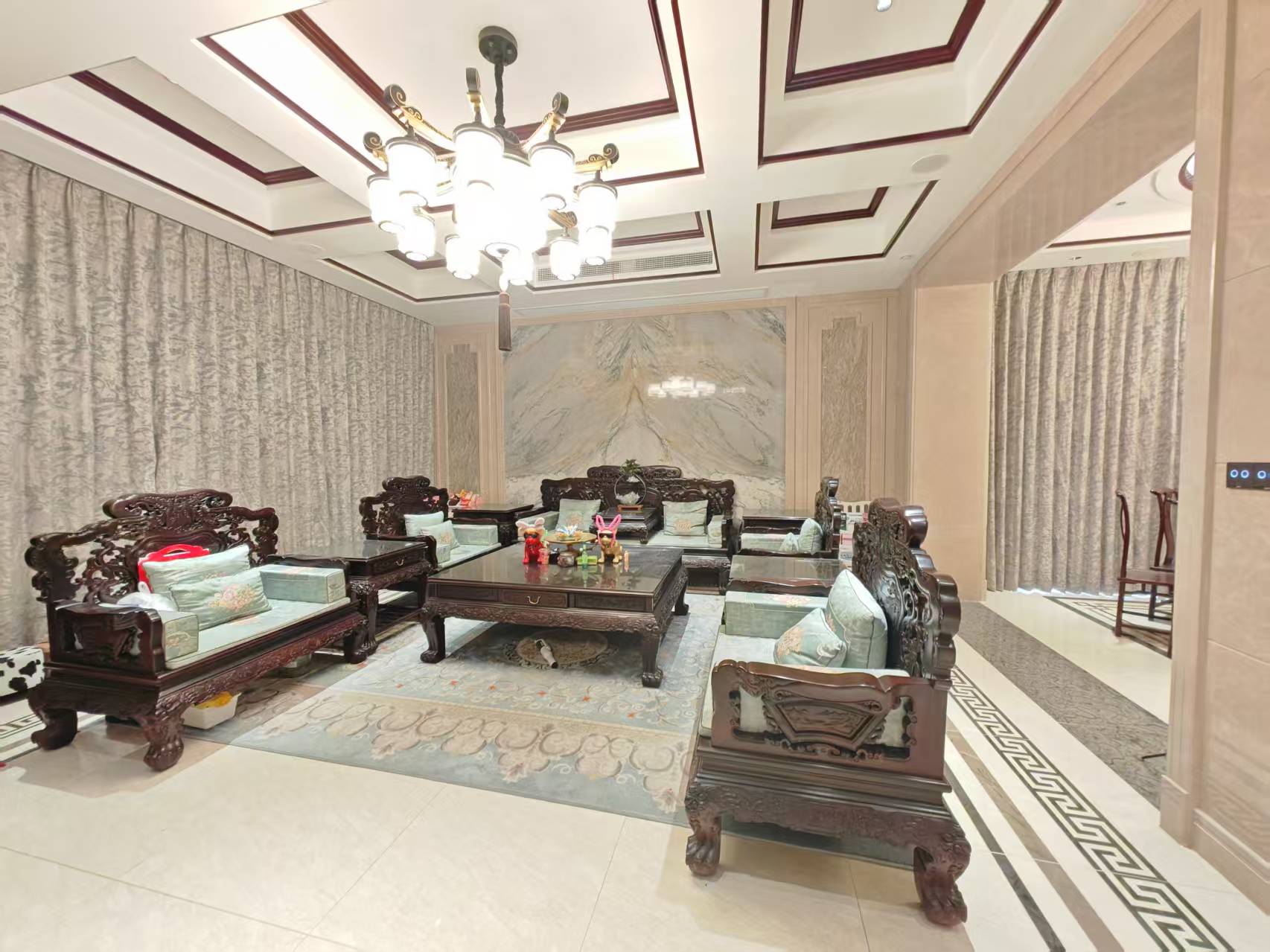 顺发御园 5室2厅4卫 369m²