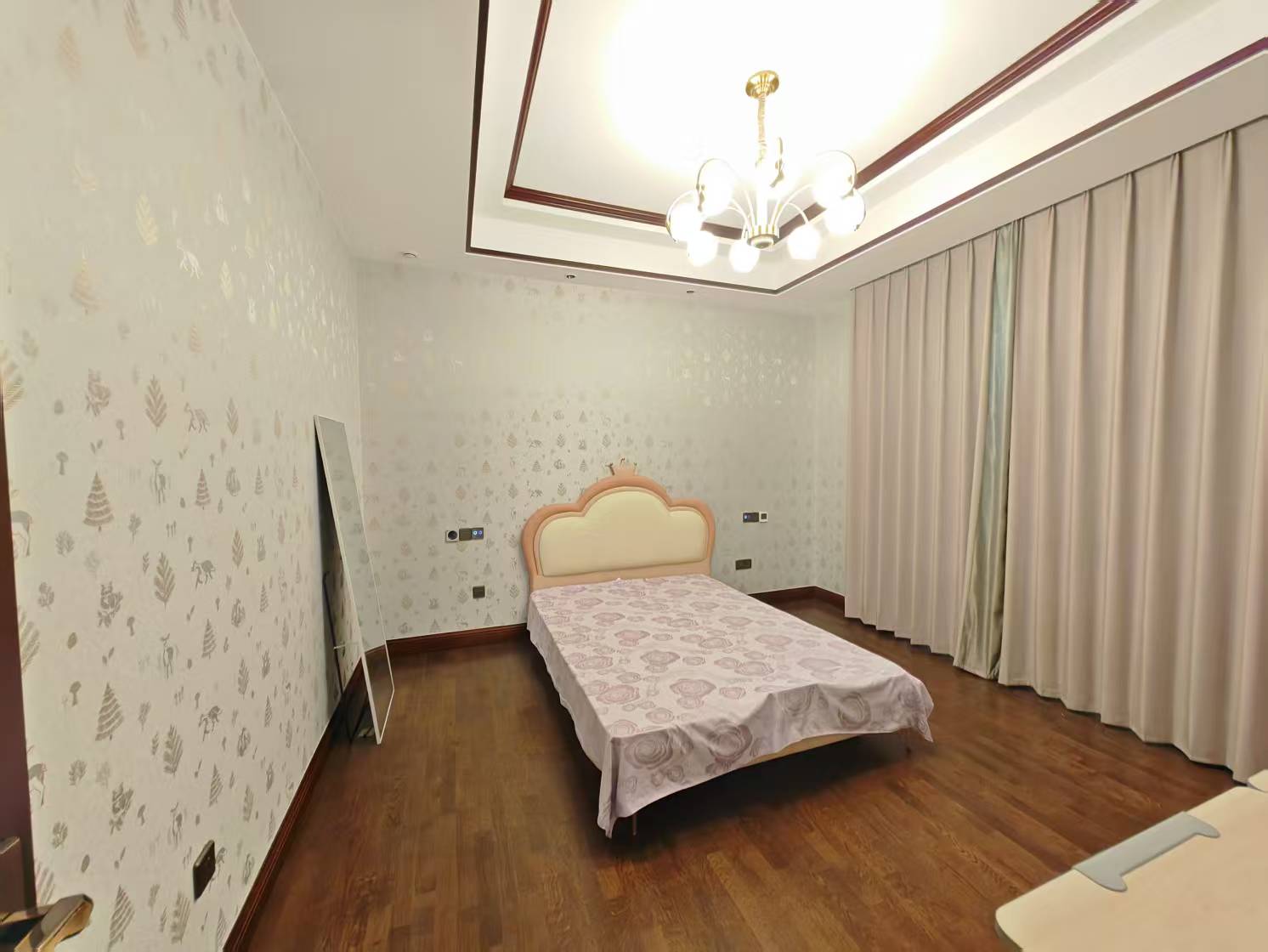 顺发御园 5室2厅4卫 369m²