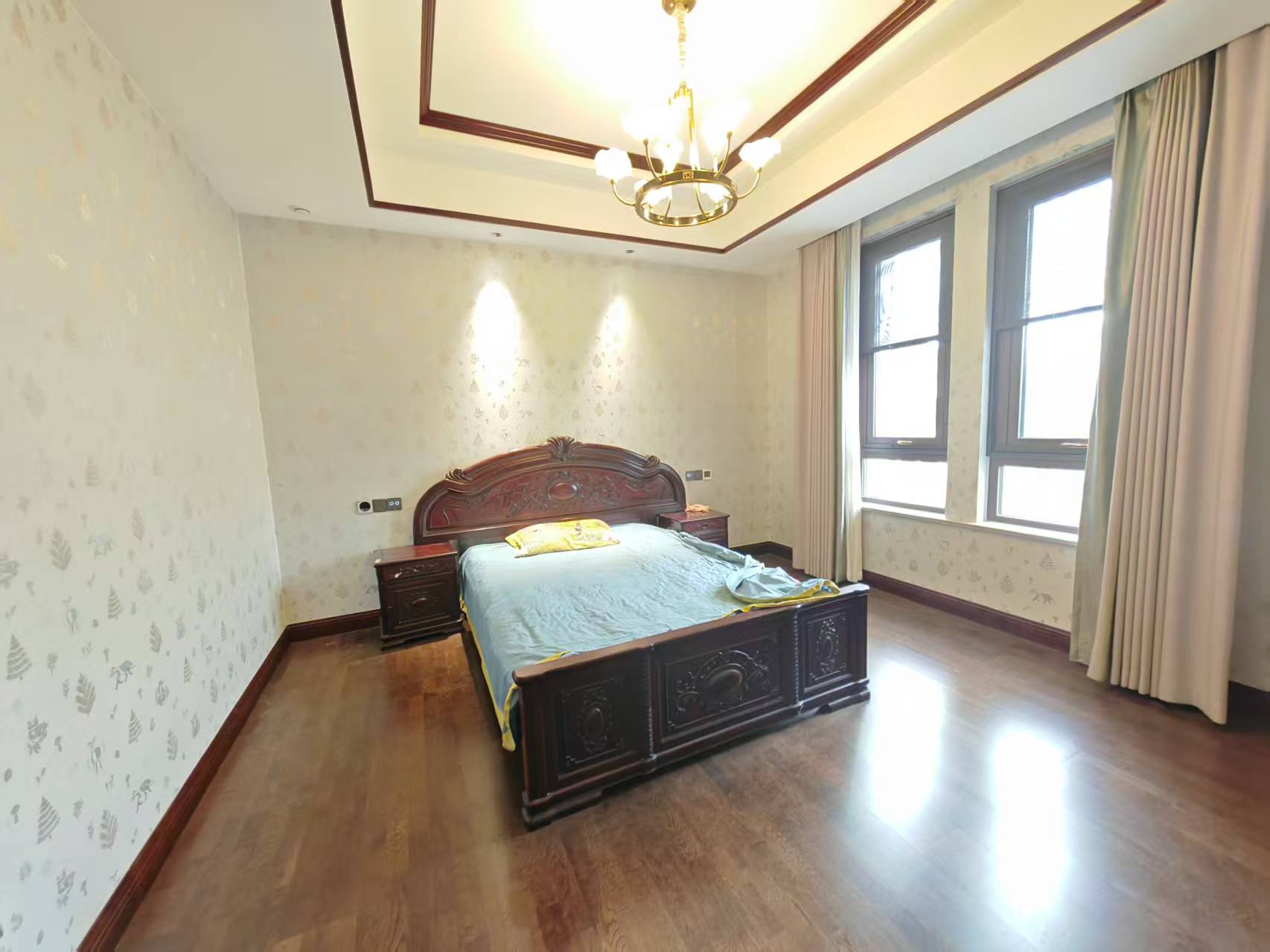 顺发御园 5室2厅4卫 369m²