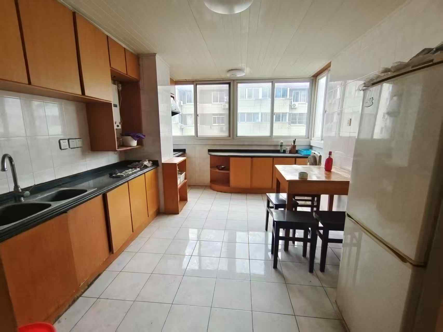 朝晖花园 3室2厅2卫 136m&sup2;