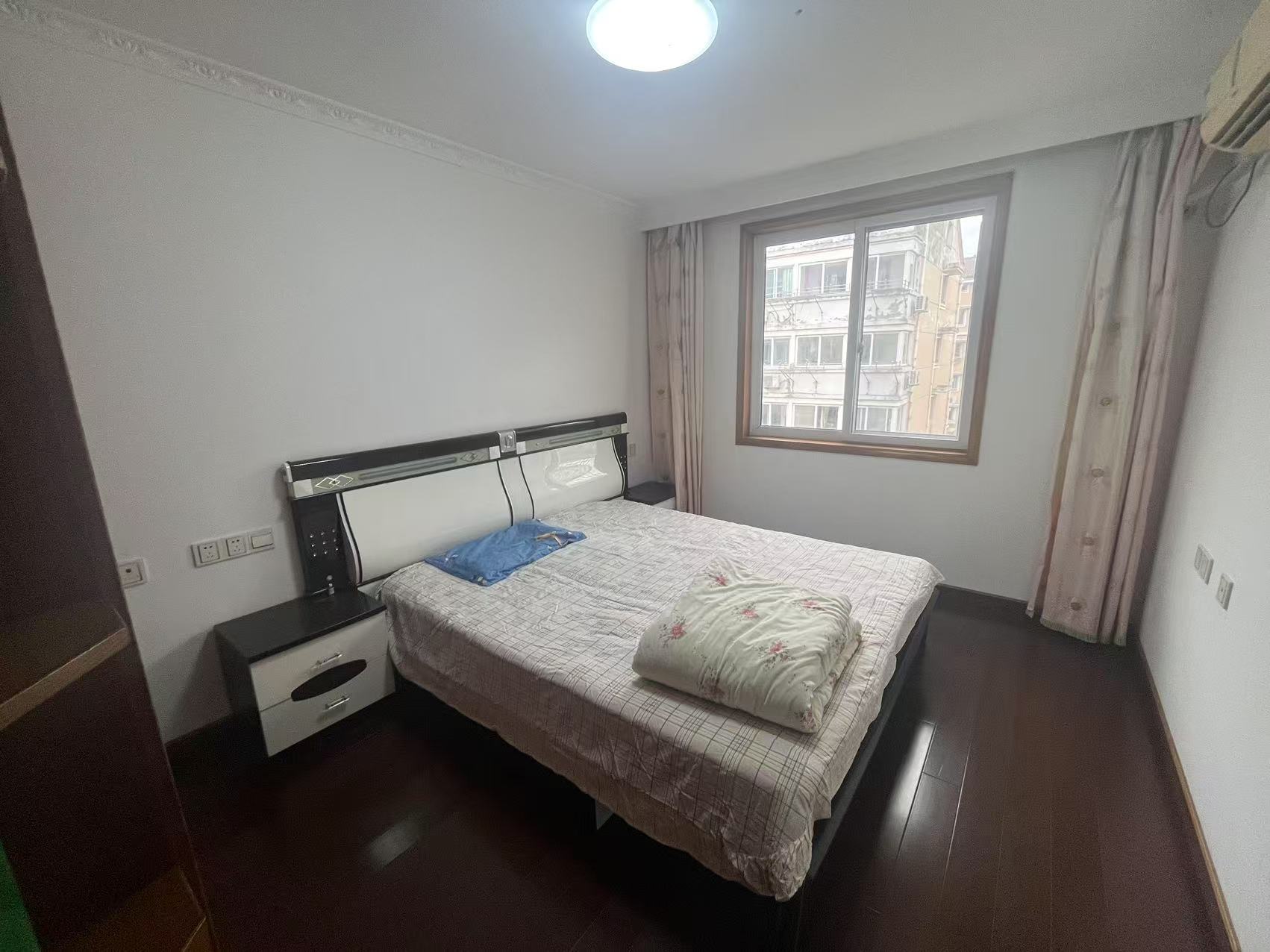 五一新村西区 4室2厅2卫 152m&sup2;