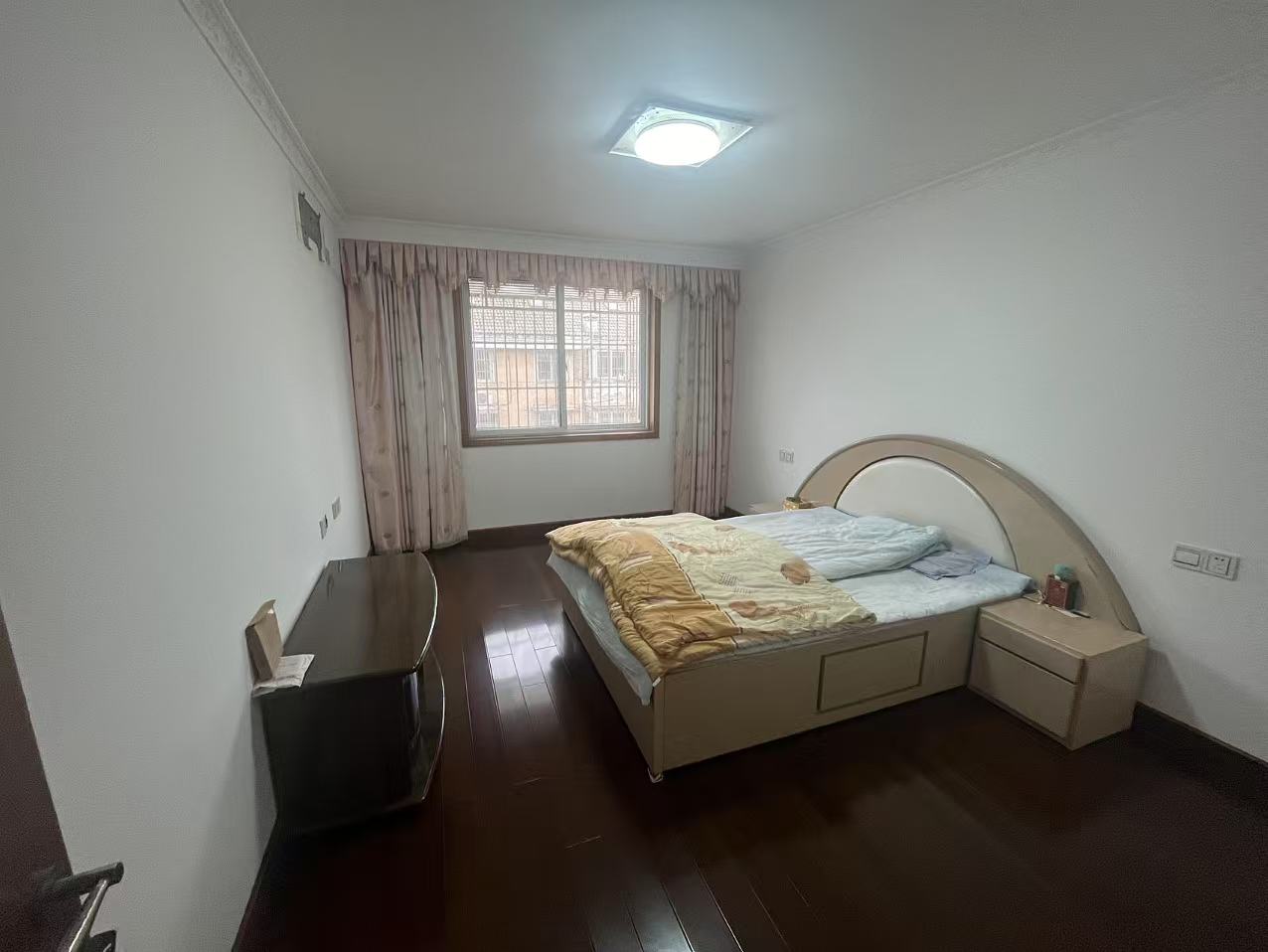 五一新村西区 4室2厅2卫 152m&sup2;