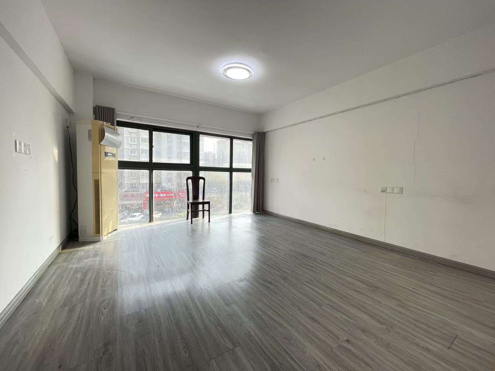 太阳鑫城 2室1厅2卫 120m&sup2;