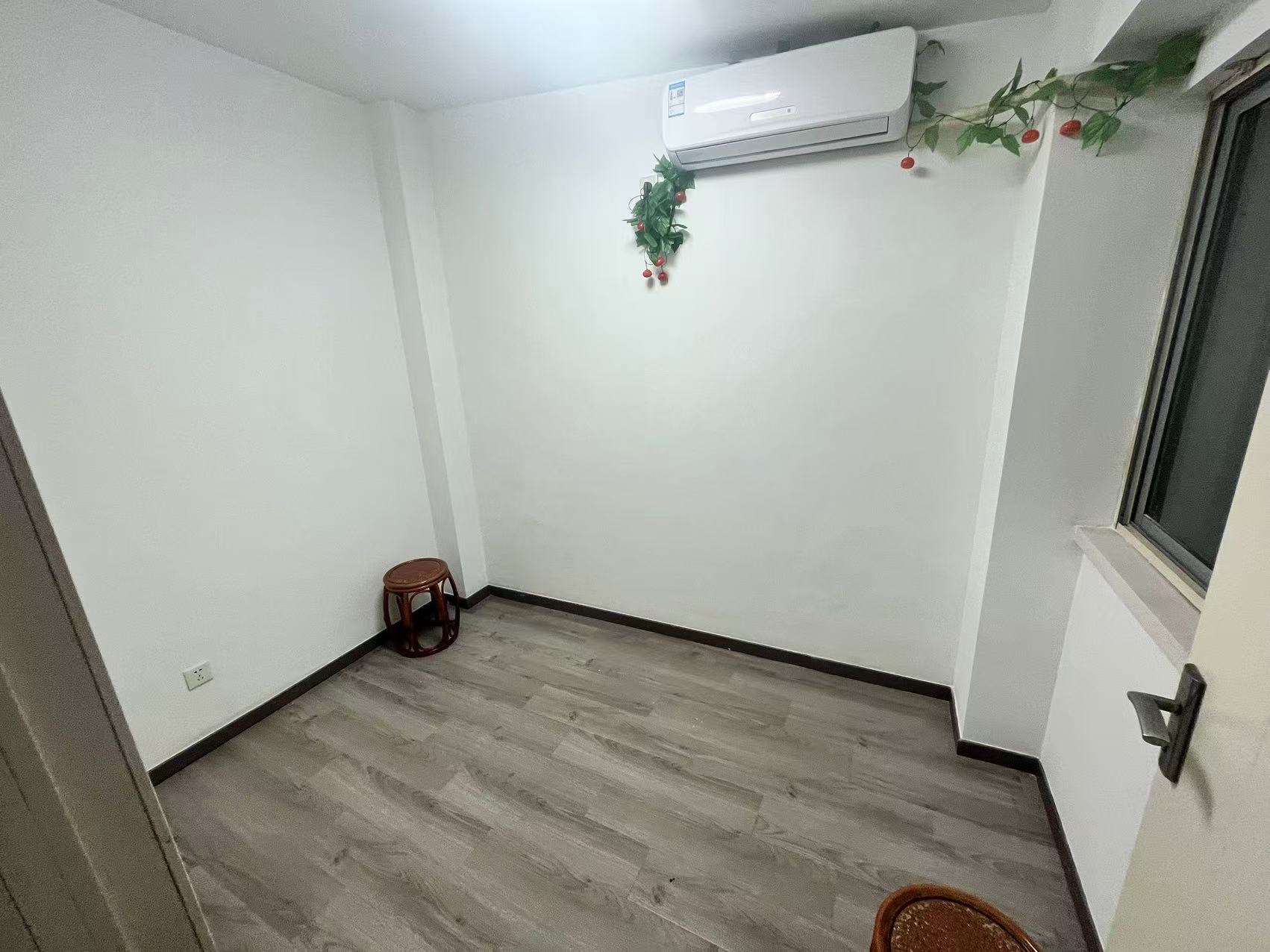 紫阳新城 4室2厅2卫 153m&sup2;