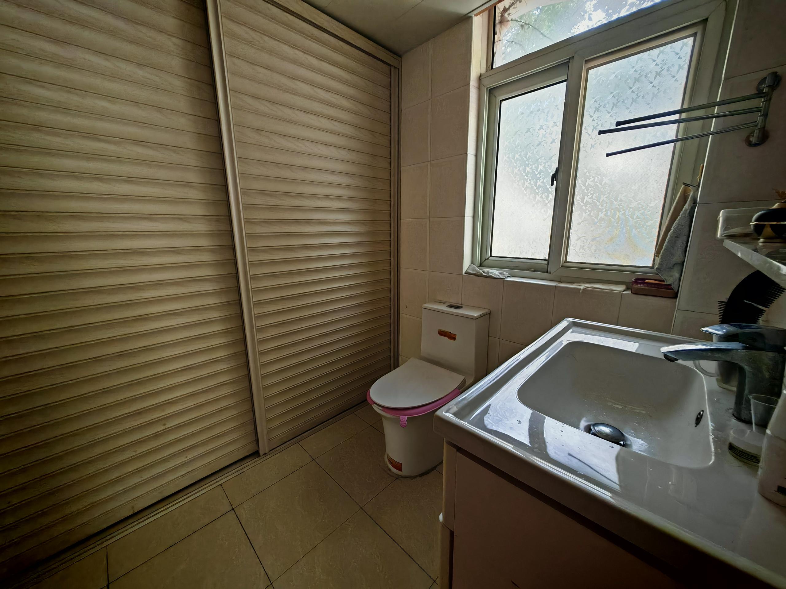 东昇花园 3室2厅2卫 134m&sup2;