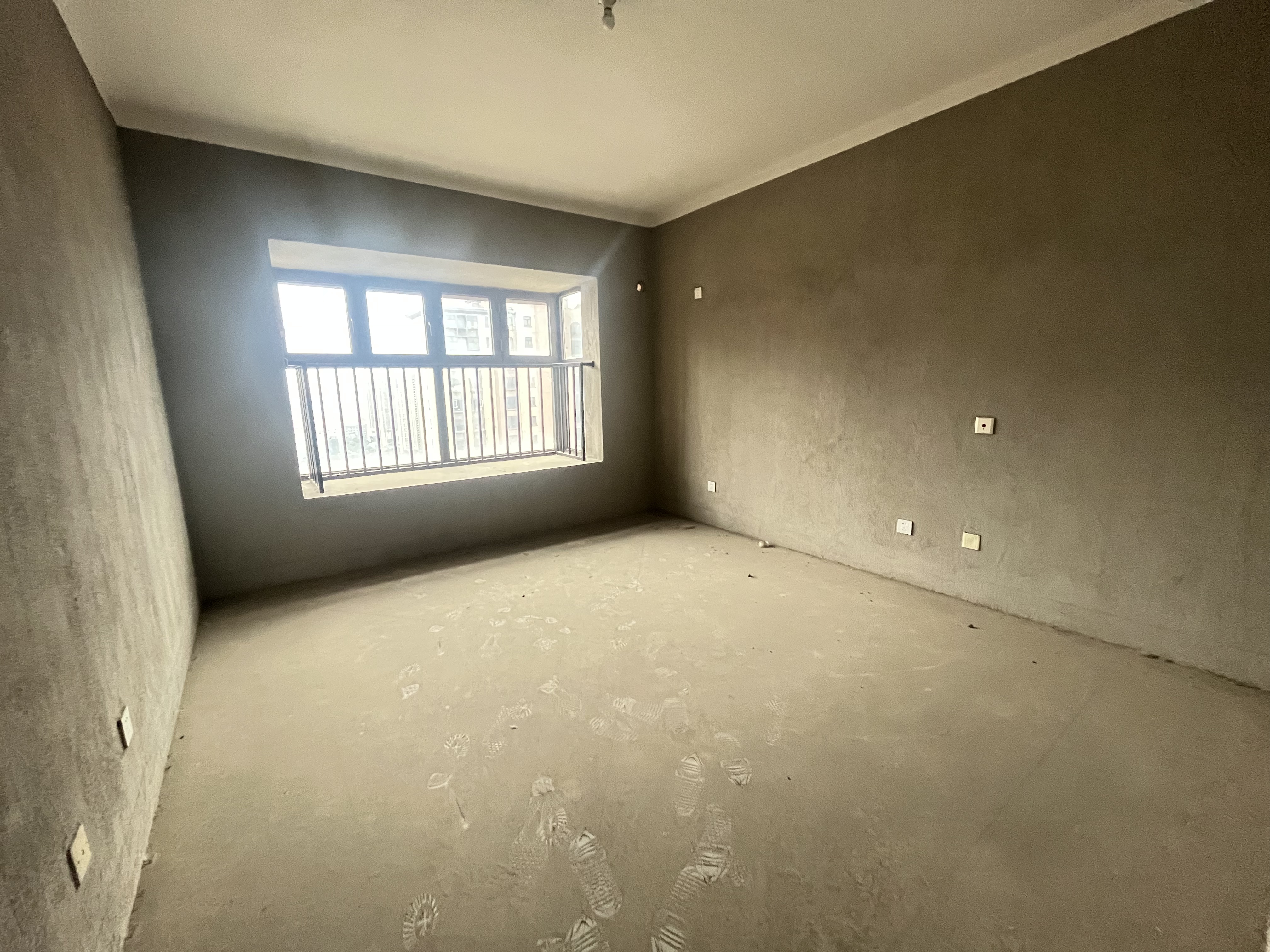 华强城四期 4室2厅2卫 142m&sup2;