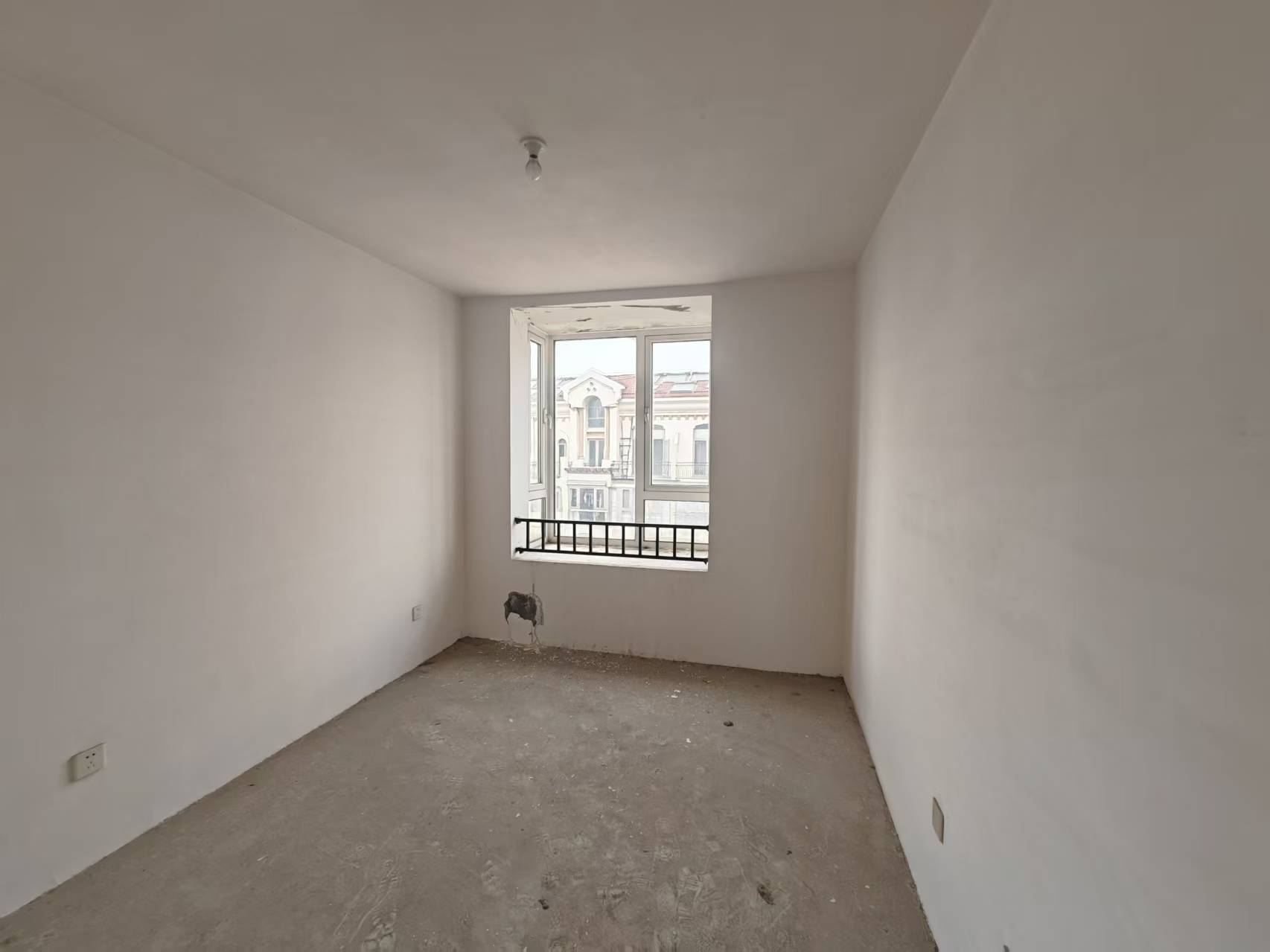 军山花园 4室2厅2卫 185.5m²