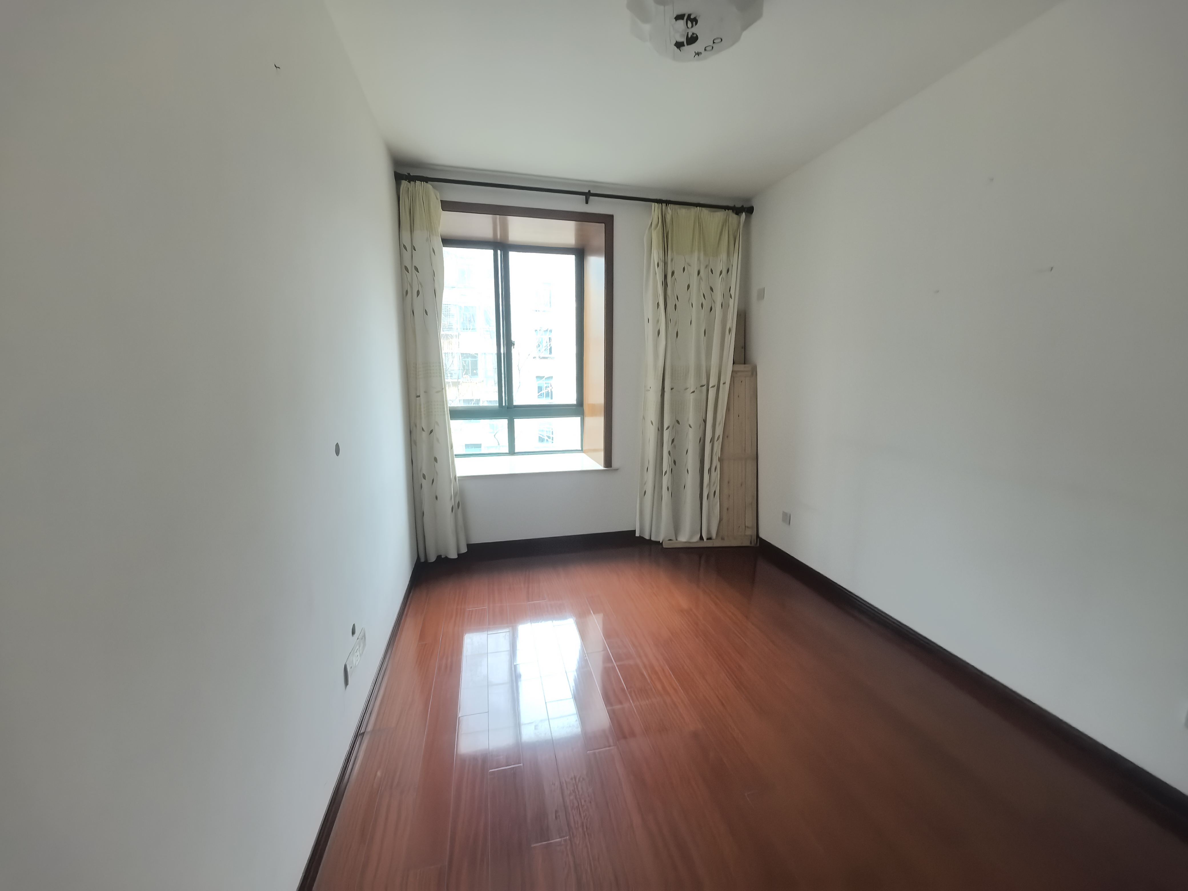 江海皇都私家花园 4室2厅1卫 131.60m²